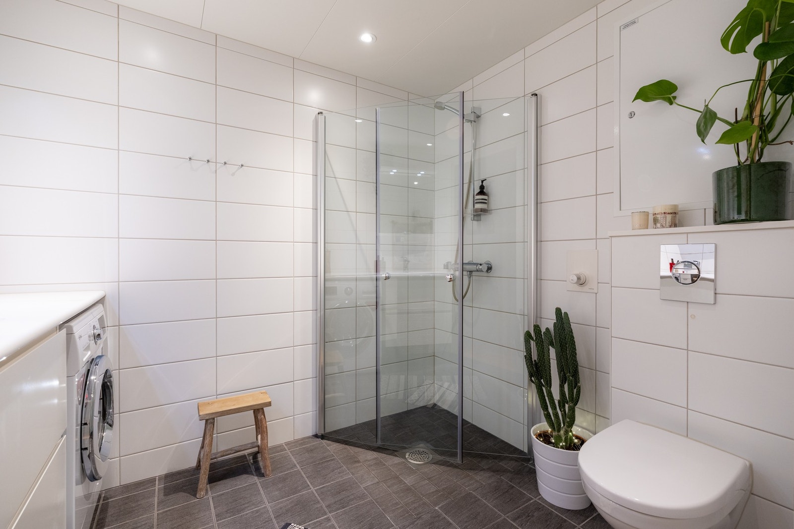 Det er opplegg og plass for både vaskemaskin og tørketrommel på badet. Galleribilde