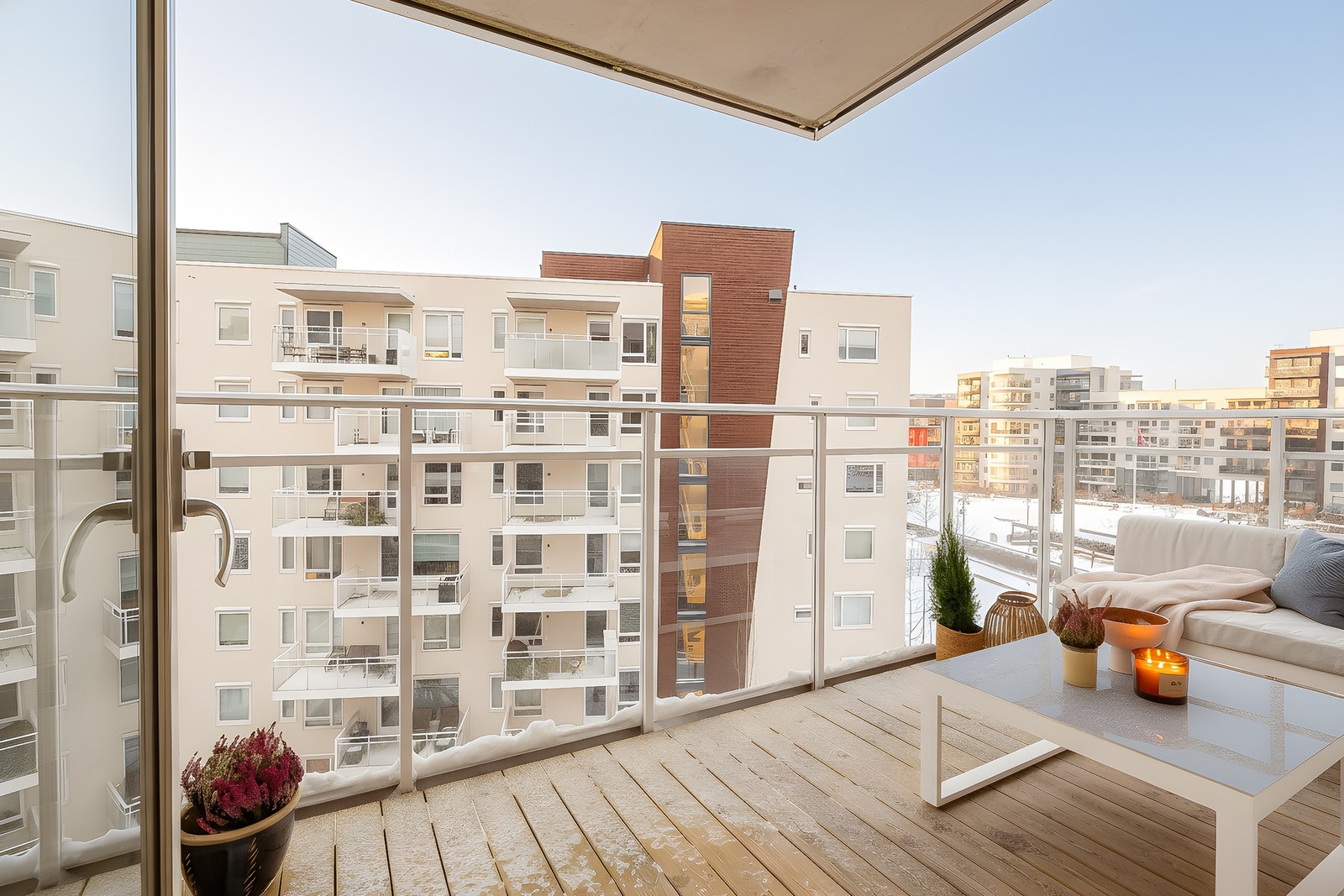 Det ble sommeren 2025 installert utvendig, motorisert solskjerming i stuen, som gir god komfort på solrike dager og enkelt styres med fjernkontroll. Galleribilde