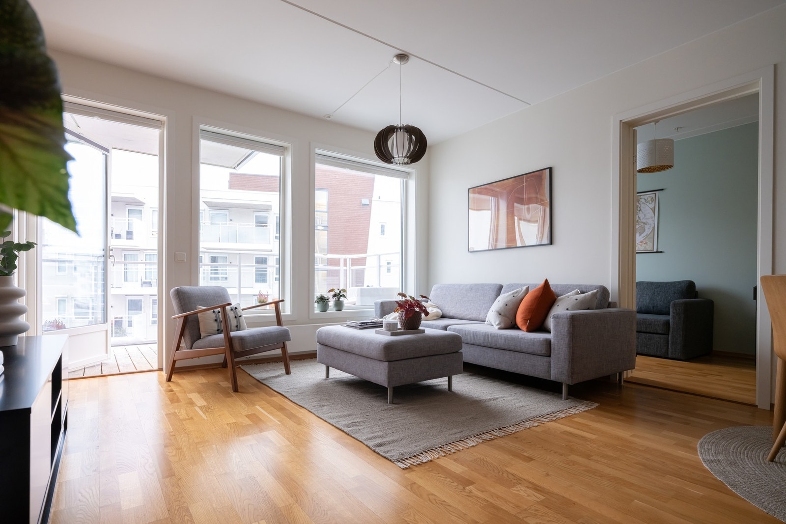 Stue og kjøkken ligger i en åpen løsning og gir med det et sosialt allrom. Galleribilde