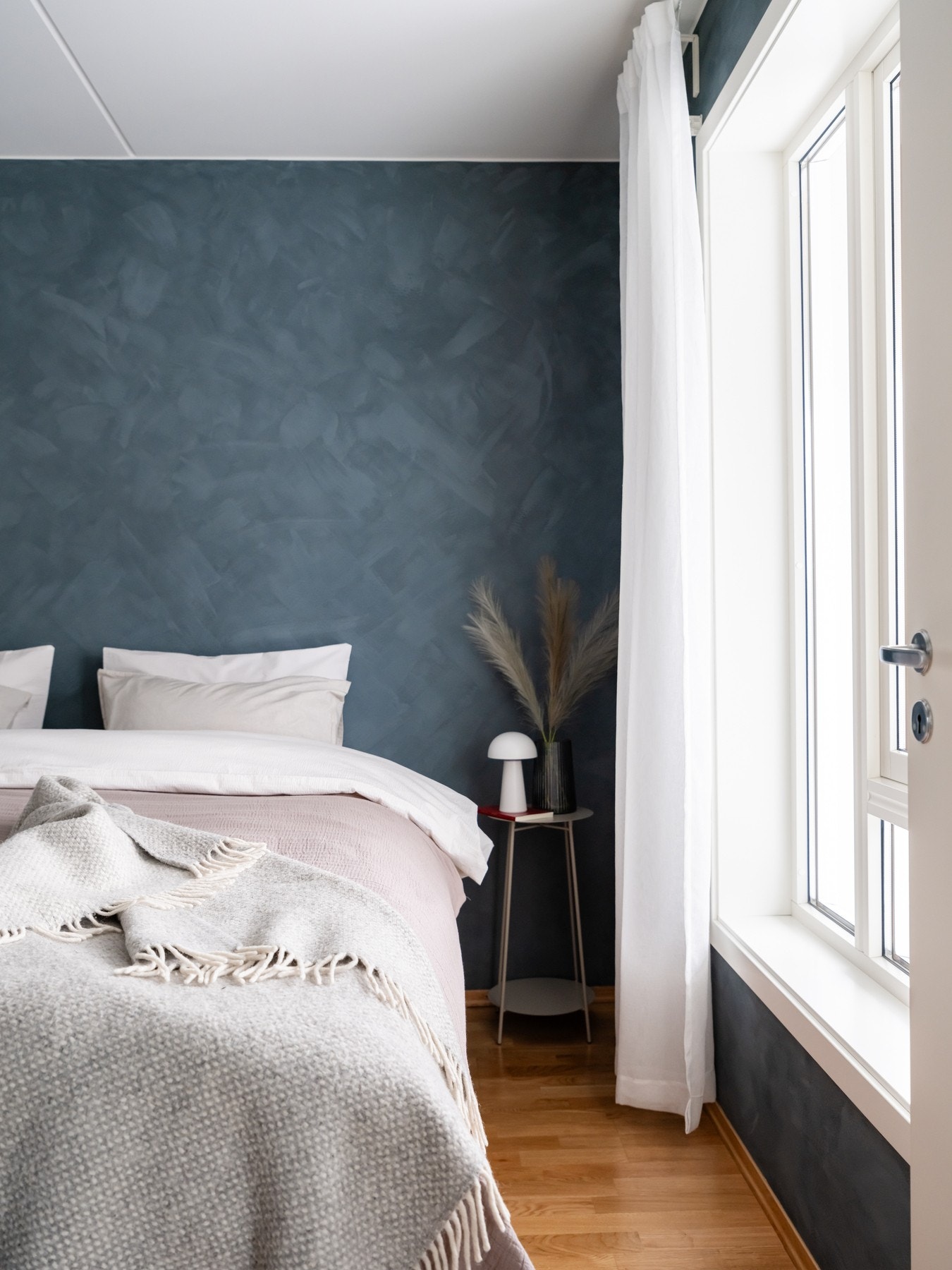 Hovedsoverommet er av god størrelse med plass til dobbeltseng og nattbord. Galleribilde