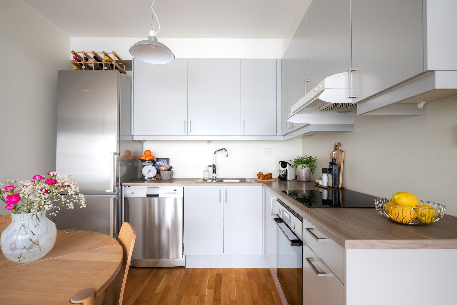 Den åpne kjøkkenløsningen gjør det enkelt å være sosial samtidig som du lager mat. Galleribilde