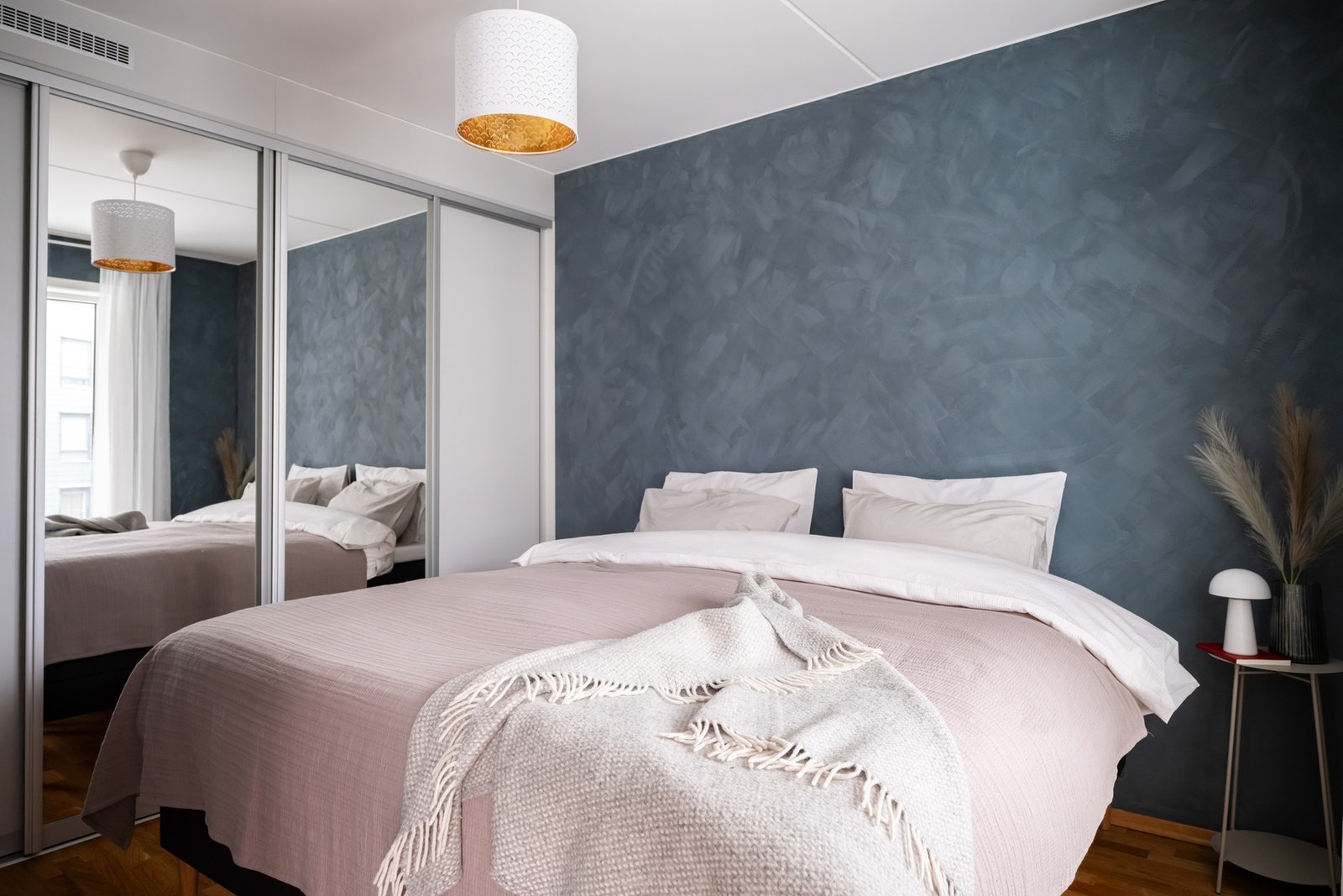 Det er montert plassbygd garderobeinnredning fra Garderobeeksperten med god oppbevaringsplass for både sommer- og vintergarderoben. Galleribilde