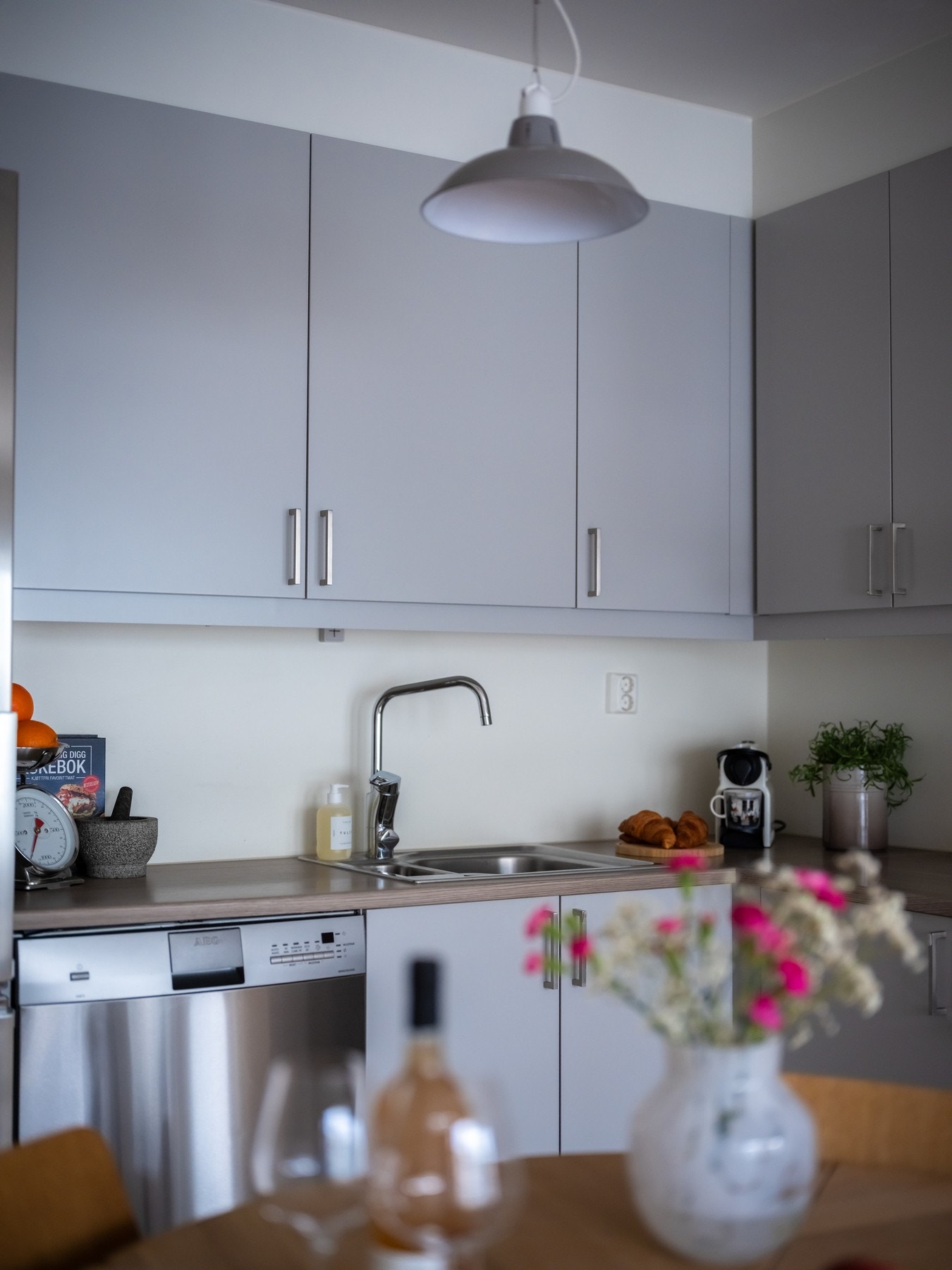 Flott kjøkkeninnredning fra Sigdal med glatte fronter og laminat benkeplate. Galleribilde