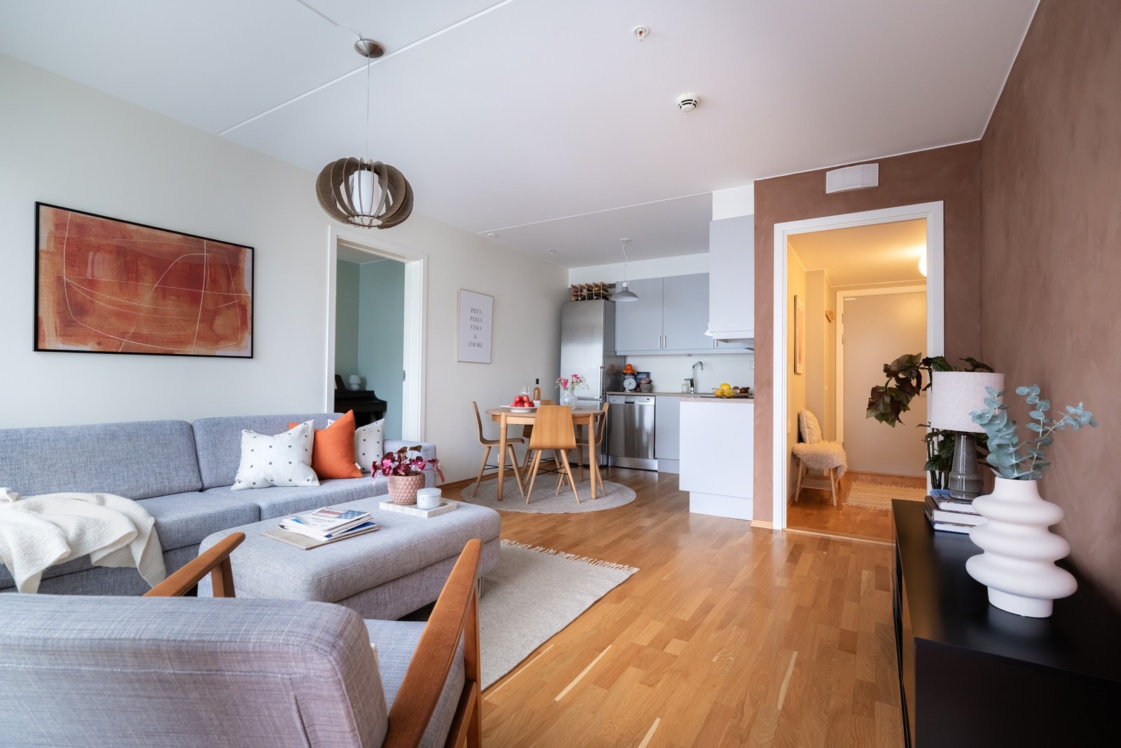 Stuen har gode innredningsmuligheter med god plass til sofagruppe og annet tilhørende møblement. Galleribilde