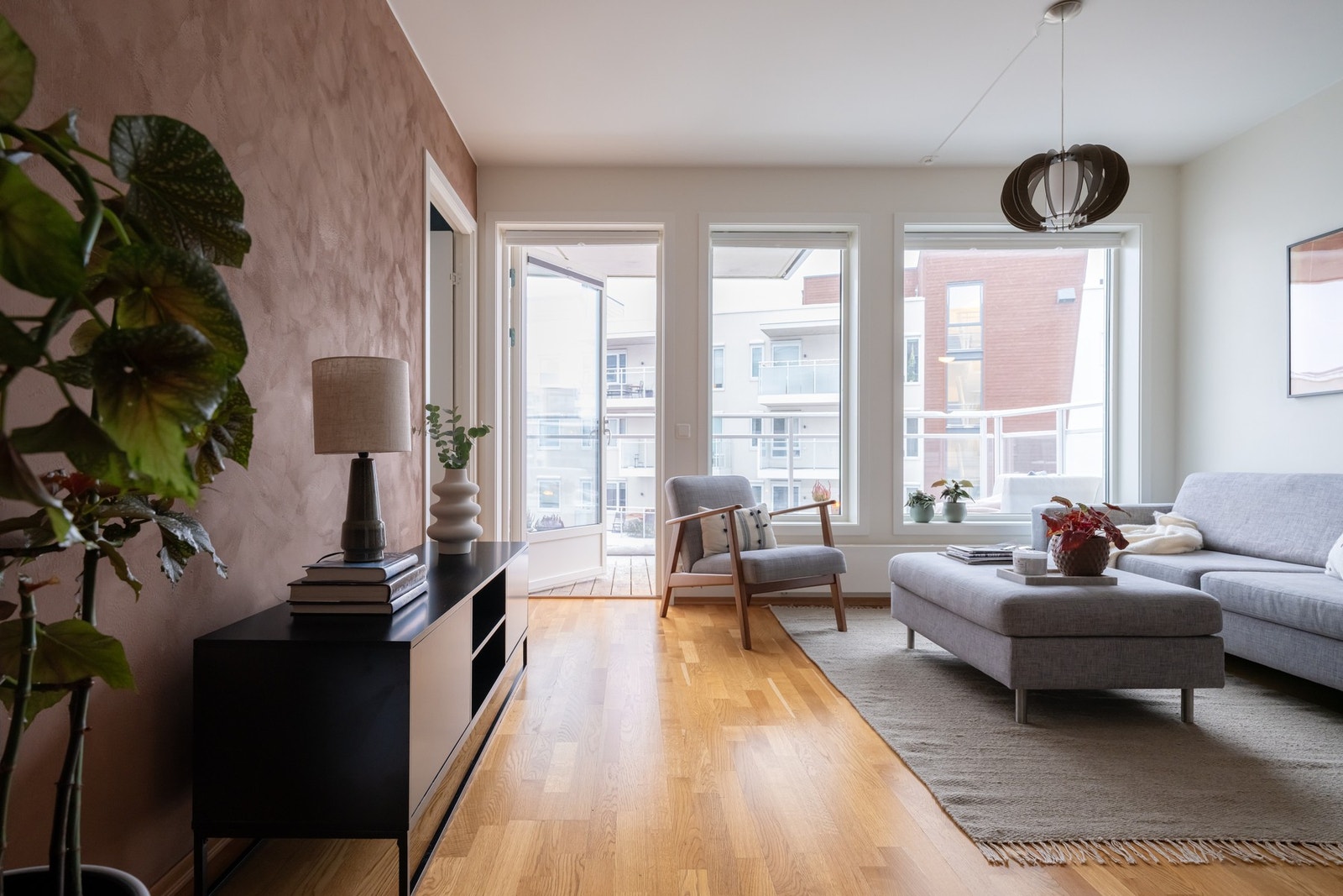 Fra stuen er det utgang til denne hyggelige, vestvendte balkongen som er på ca. 9 kvm. Galleribilde