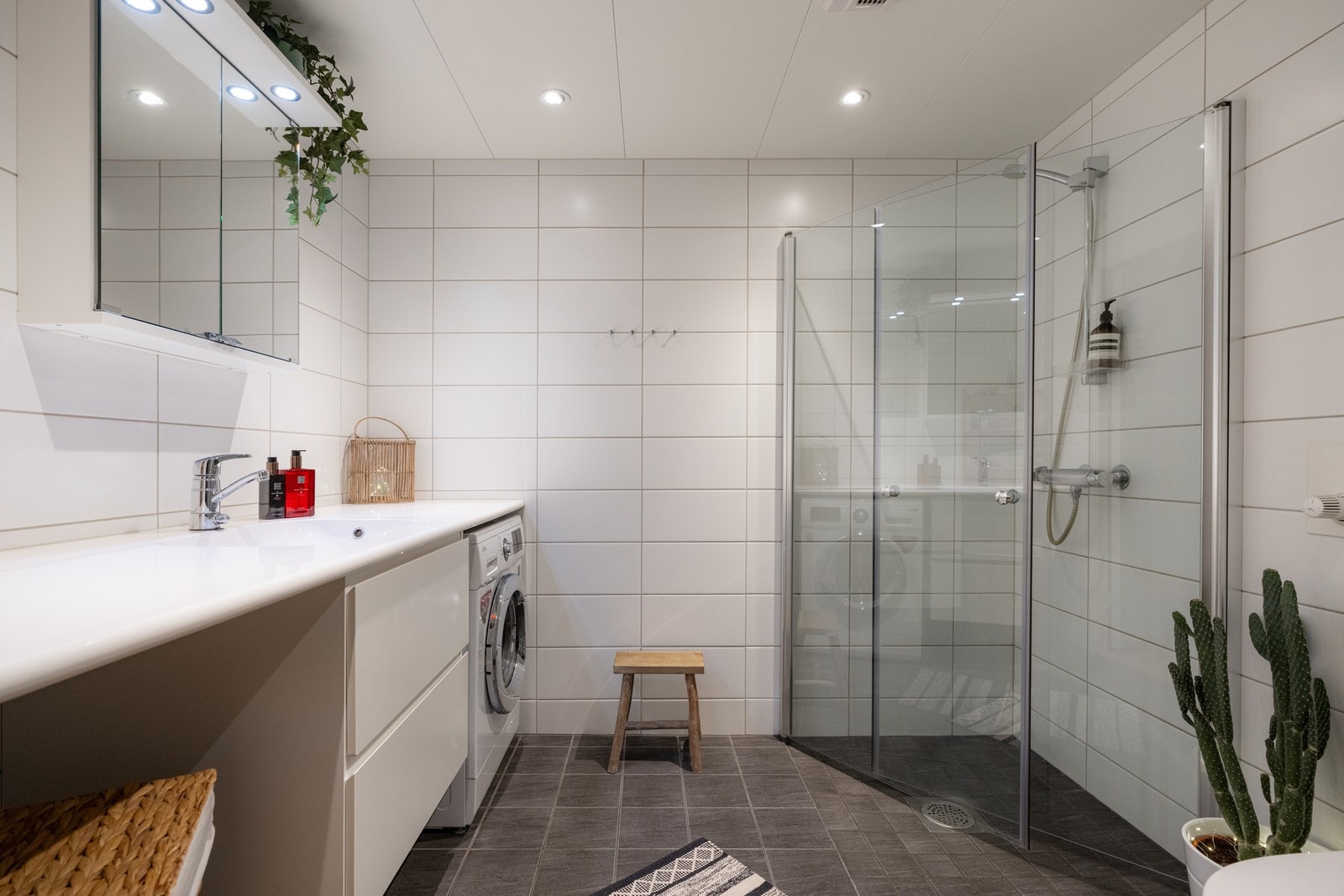 Leiligheten har et lekkert flislagt baderom med gulvvarme og downlightsbelysning. Galleribilde