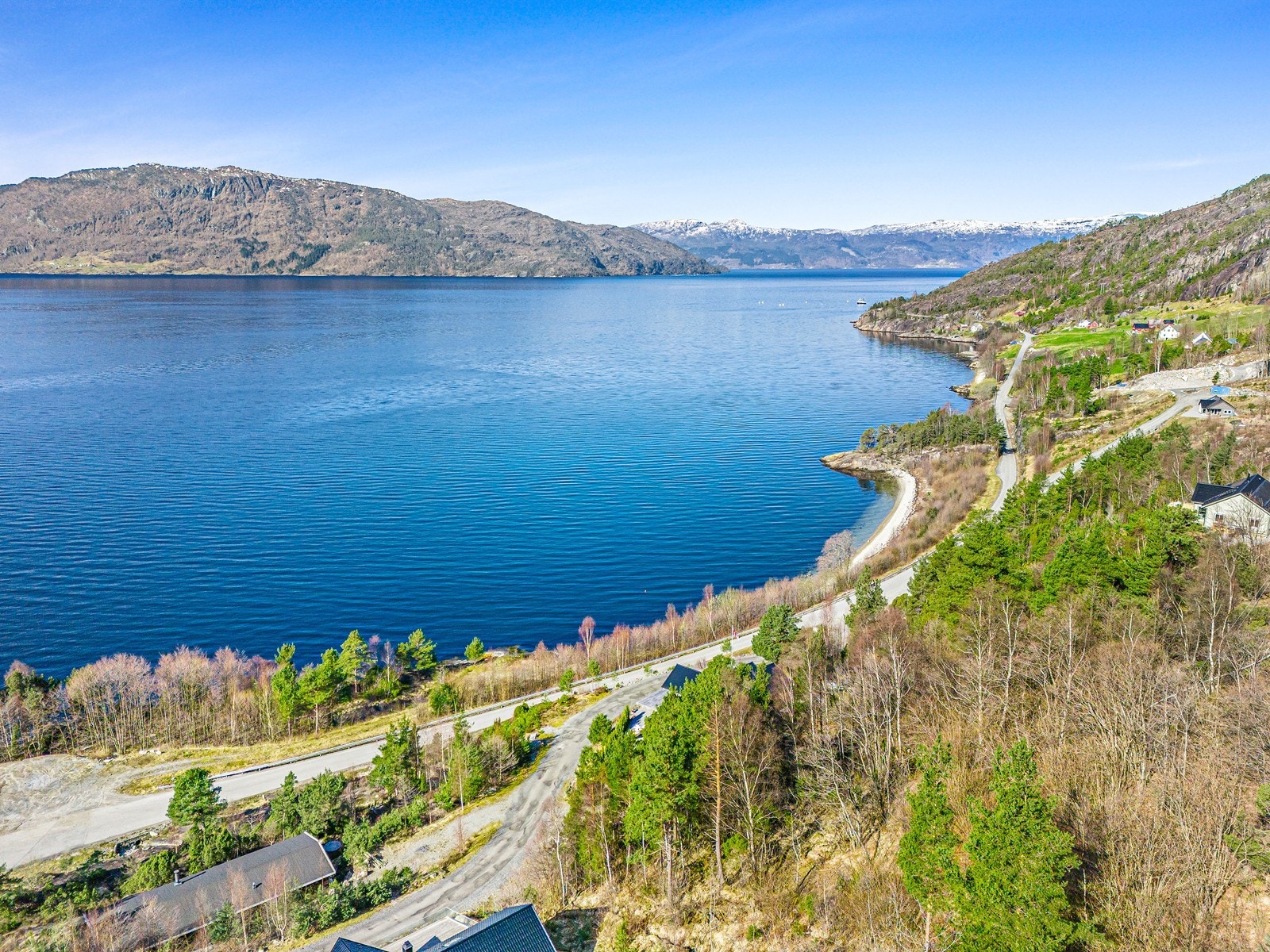 Gode muligheter for bading og fiske langs fjorden Galleribilde