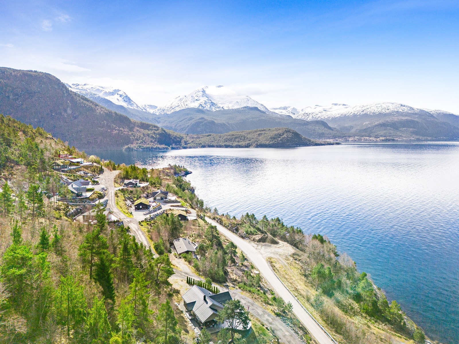 Folgefonna skisenter ligger kun ca. 1 times kjøretur unna. I tillegg er det kun ca. 30 minutters kjøretur til Jondal sentrum og omtrent 1 times kjøretur til Odda sentrum, som tilbyr et bredt utvalg av servicetilbud, inkludert kles- og sportsbutikker Galleribilde