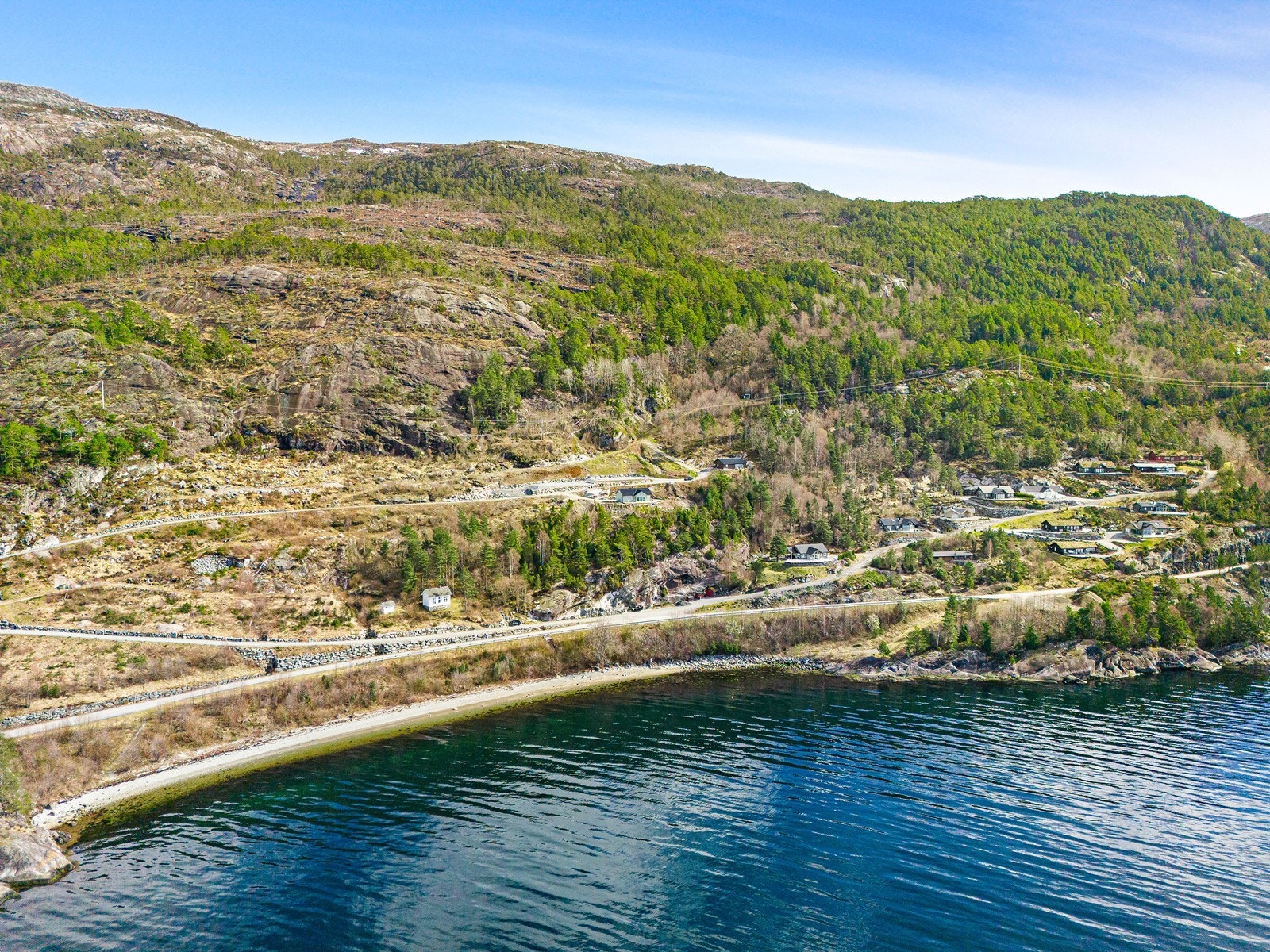 Flott steinstrand like nedenfor hyttefeltet Galleribilde
