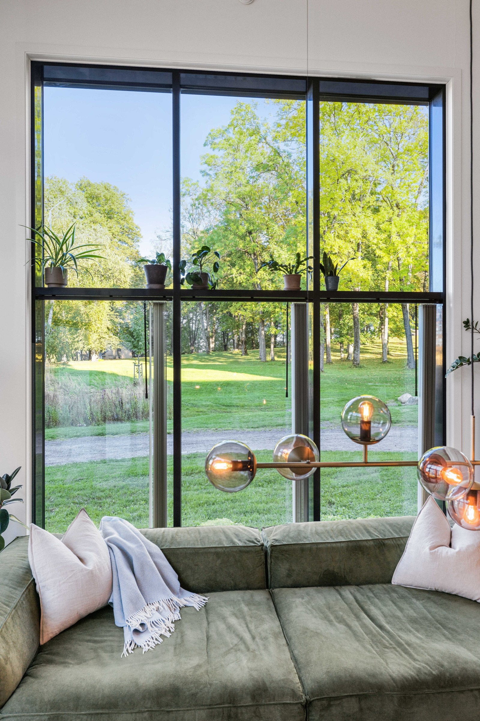 Stue med utsikt mot Teie hovedgård Galleribilde