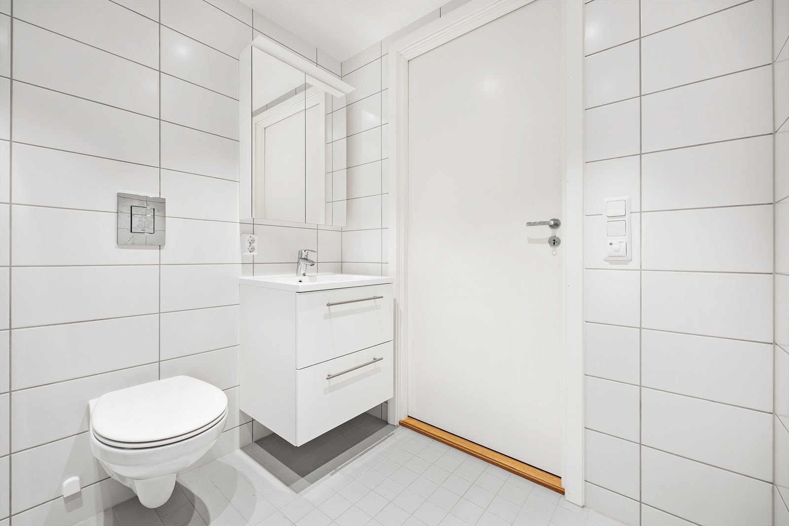 Baderomsinnredning med god lagringsplass, samt speilskap for ytterligere lagringsmuligheter. Galleribilde