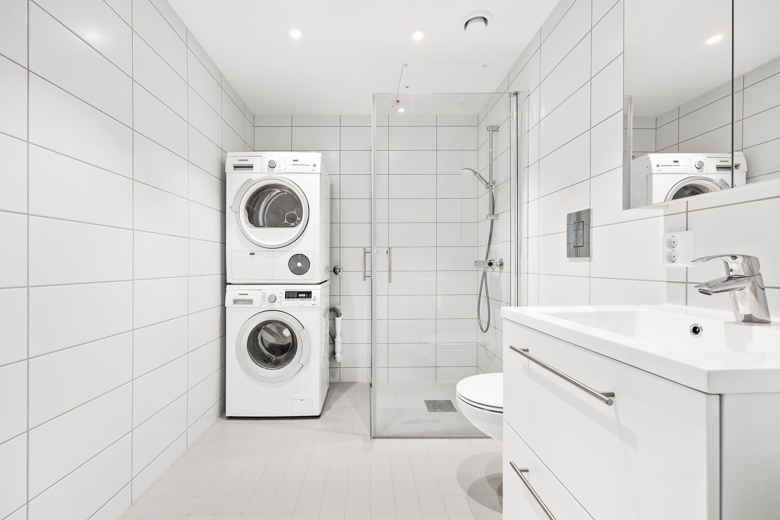 Leiligheten byr på flislagt bad med moderne innredning. Galleribilde