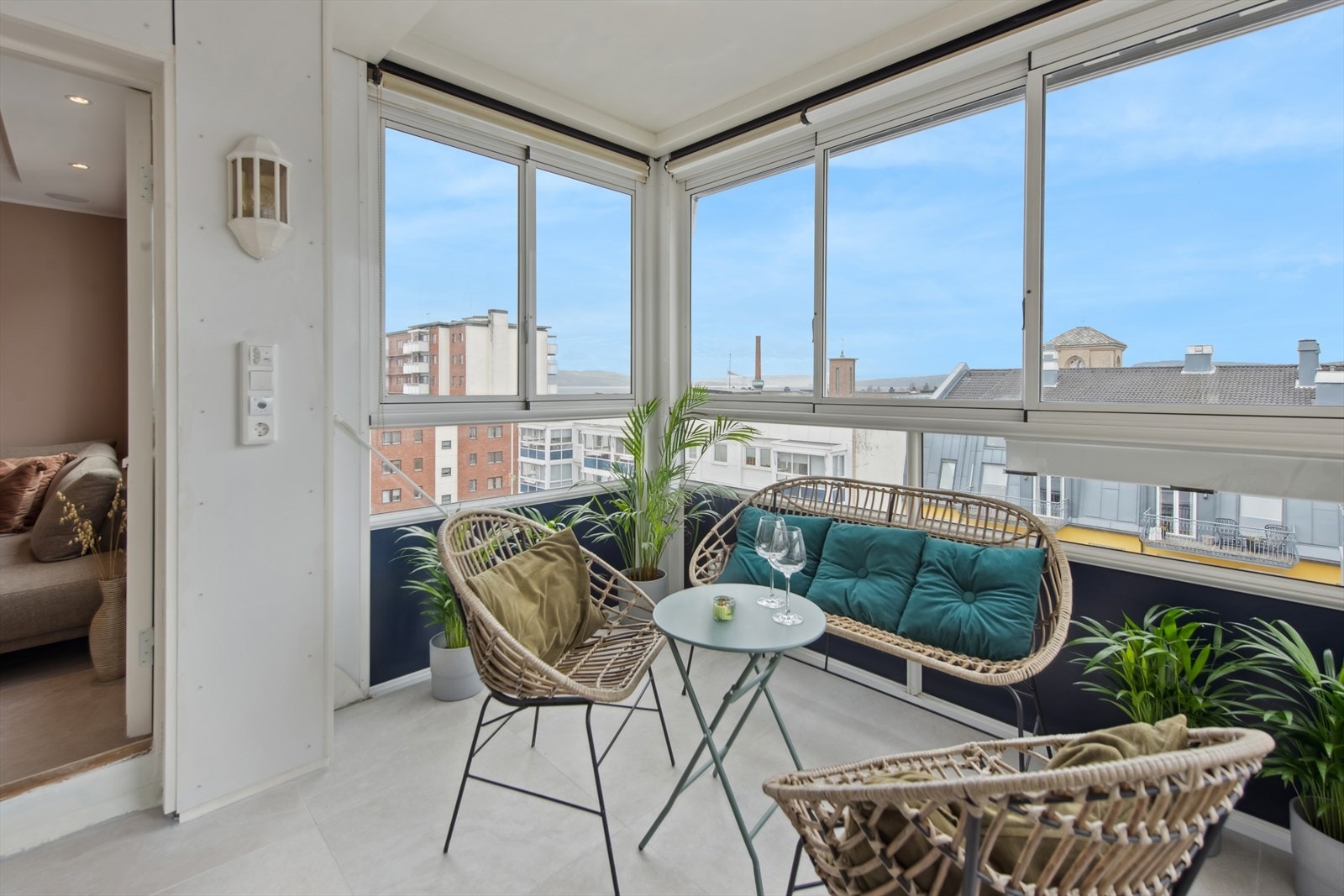 Her har du god plass til å plassere hagemøbler etter ønske. Ca. 2/3 deler av gulvet er lagt med varmekabler. Galleribilde