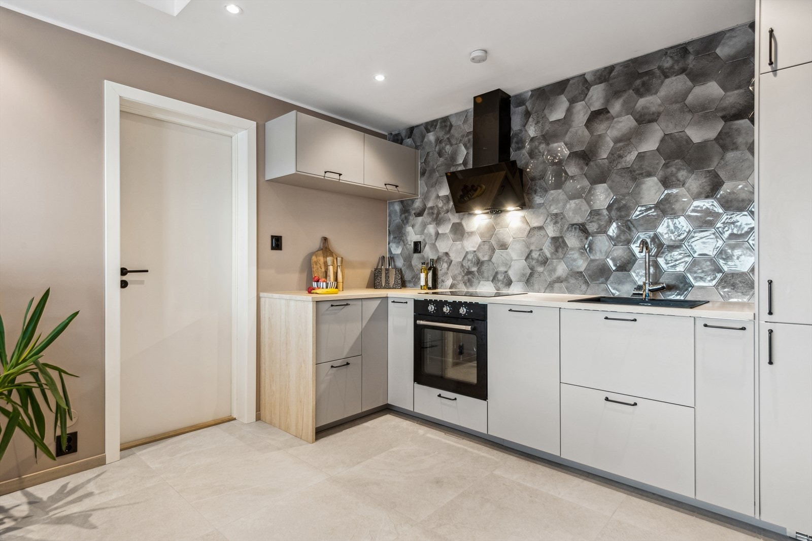 De grå flisene i benkerygg gir et lekkert uttrykk. Galleribilde