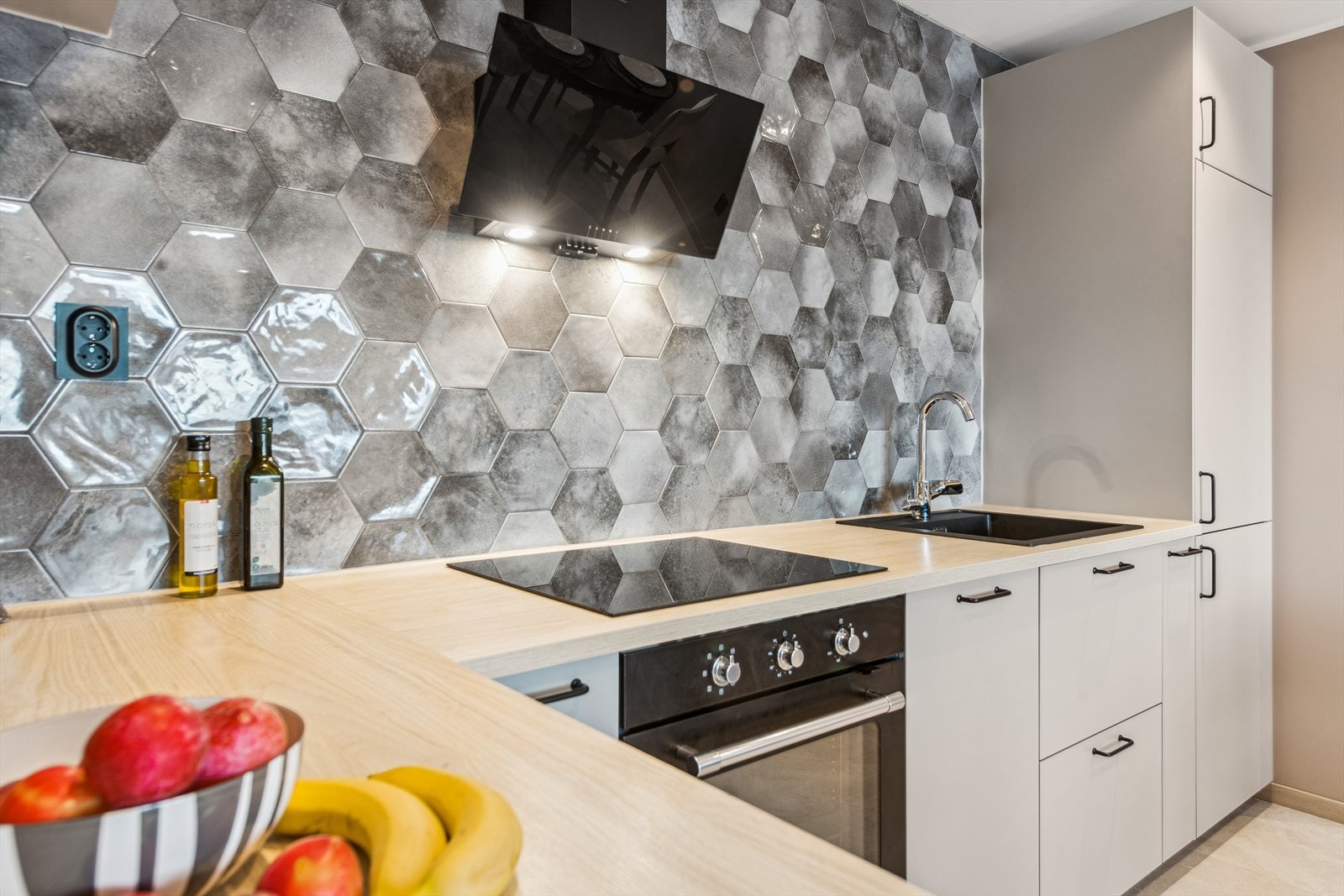 Integrerte hvitevarer som følger med handelen er kjøleskap, fryser, oppvaskmaskin, stekeovn og koketopp. Her finner du også komposittkum, ettgreps blandebatteri og komfyrvakt. Det er montert lekkasjestopper under kjøkkenbenken. Galleribilde