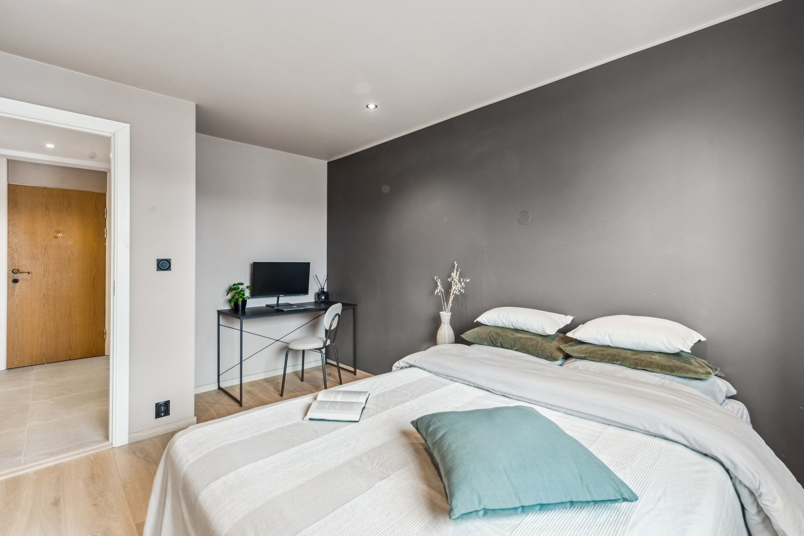 Her har du plass til dobbeltseng, nattbord og kontorplass/garderobe. Galleribilde