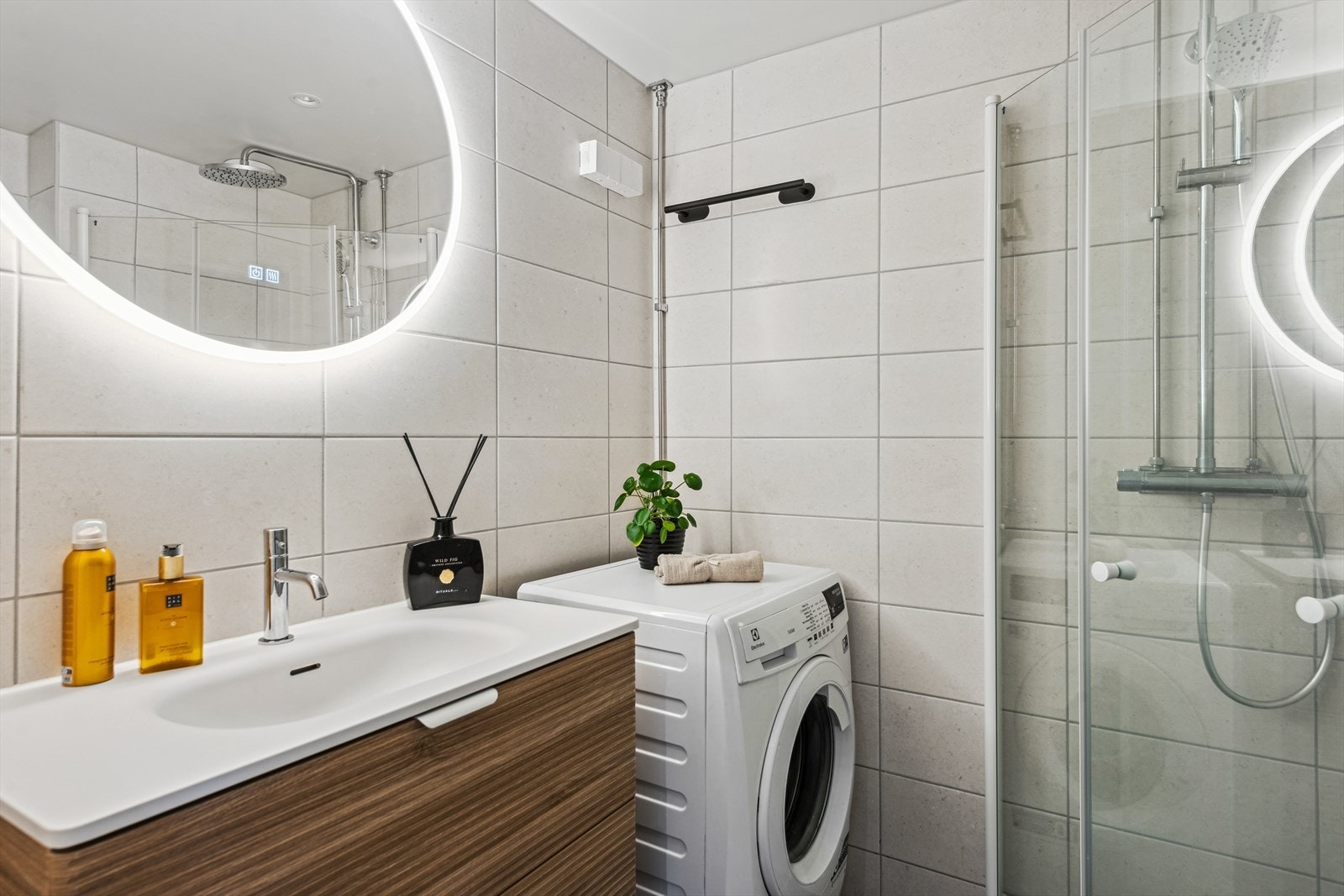 Lekkert baderom med fliser på gulv og vegger. Varmekabler i gulv som sørger for behagelig varme. Badet er nytt fra 2024 utført av firma i regi av borettslaget. Galleribilde