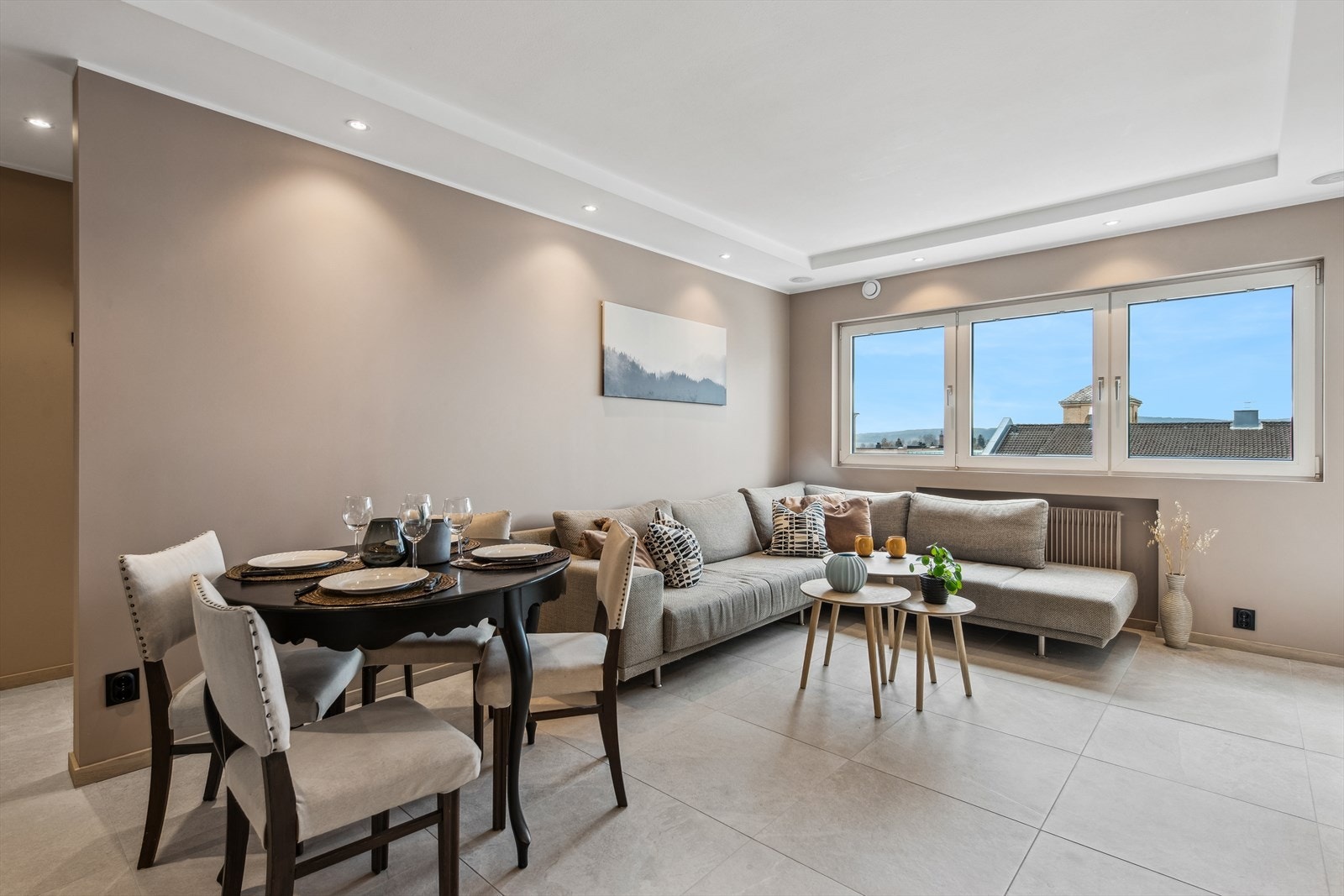 I tilknytning til kjøkkenet har du plass til spisebord. Åpen stue- kjøkkenløsning. Galleribilde