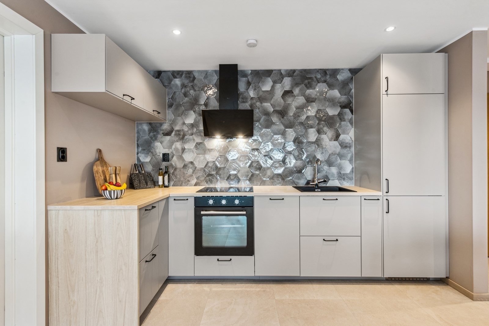 Stilig og elegant kjøkken med god skap-
og benkeplass. Galleribilde