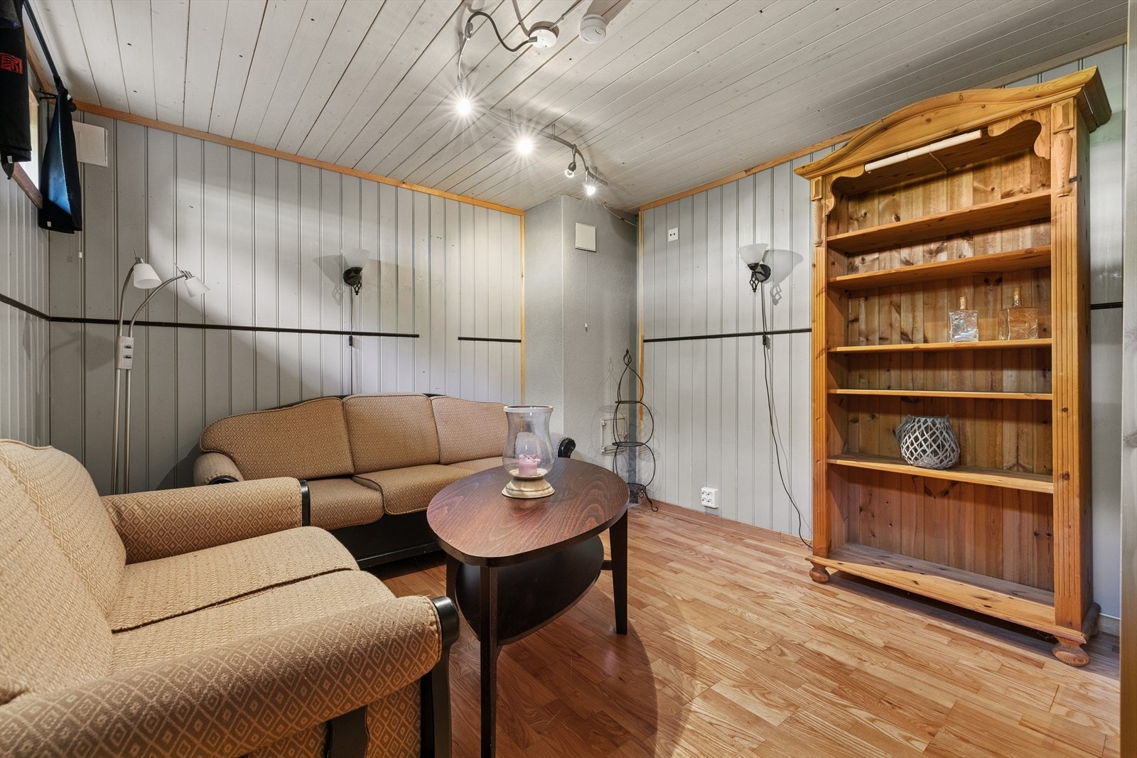 I kjelleretasjen er det innredet med en kjellerstue som har plass til sofagrupppe og ønsket oppbevaringsmøbler. Tidligere benyttet av eier som soverom. Rommet er ikke godkjent for varig opphold, se mer pkt. ferdigattest. Galleribilde