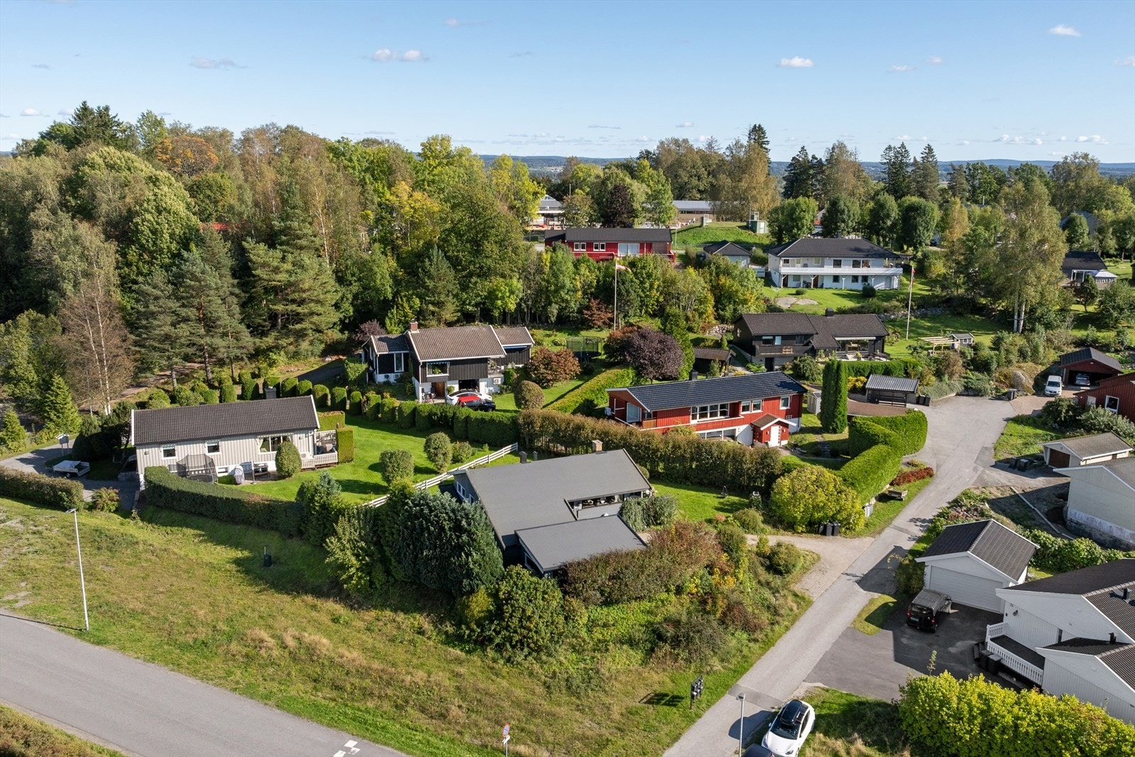 Boligen ligger i en blindvei med lite trafikk og umiddelbar nærhet til skole, barnehage, dagligvare, offentlig kommunikasjon og golfbane. Galleribilde