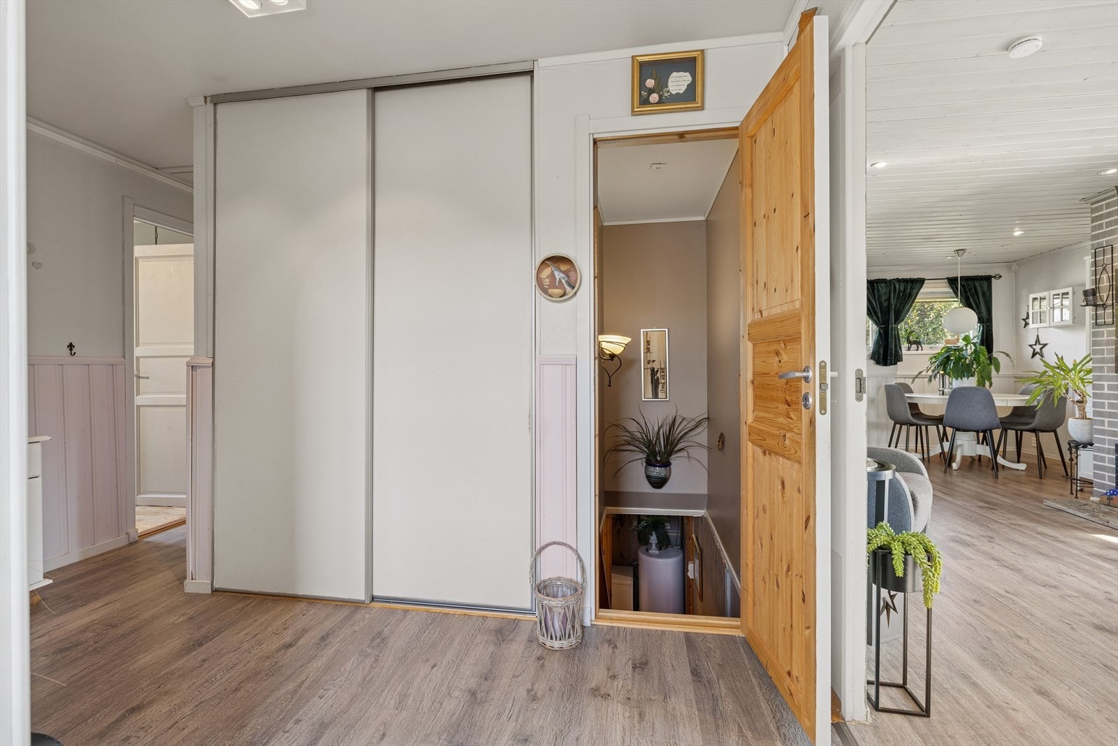 Det er god plass til å oppbevare ytterklær og sko i stor skyvedørsgarderobe. Herfra er det også tilgang til kjeller. Galleribilde