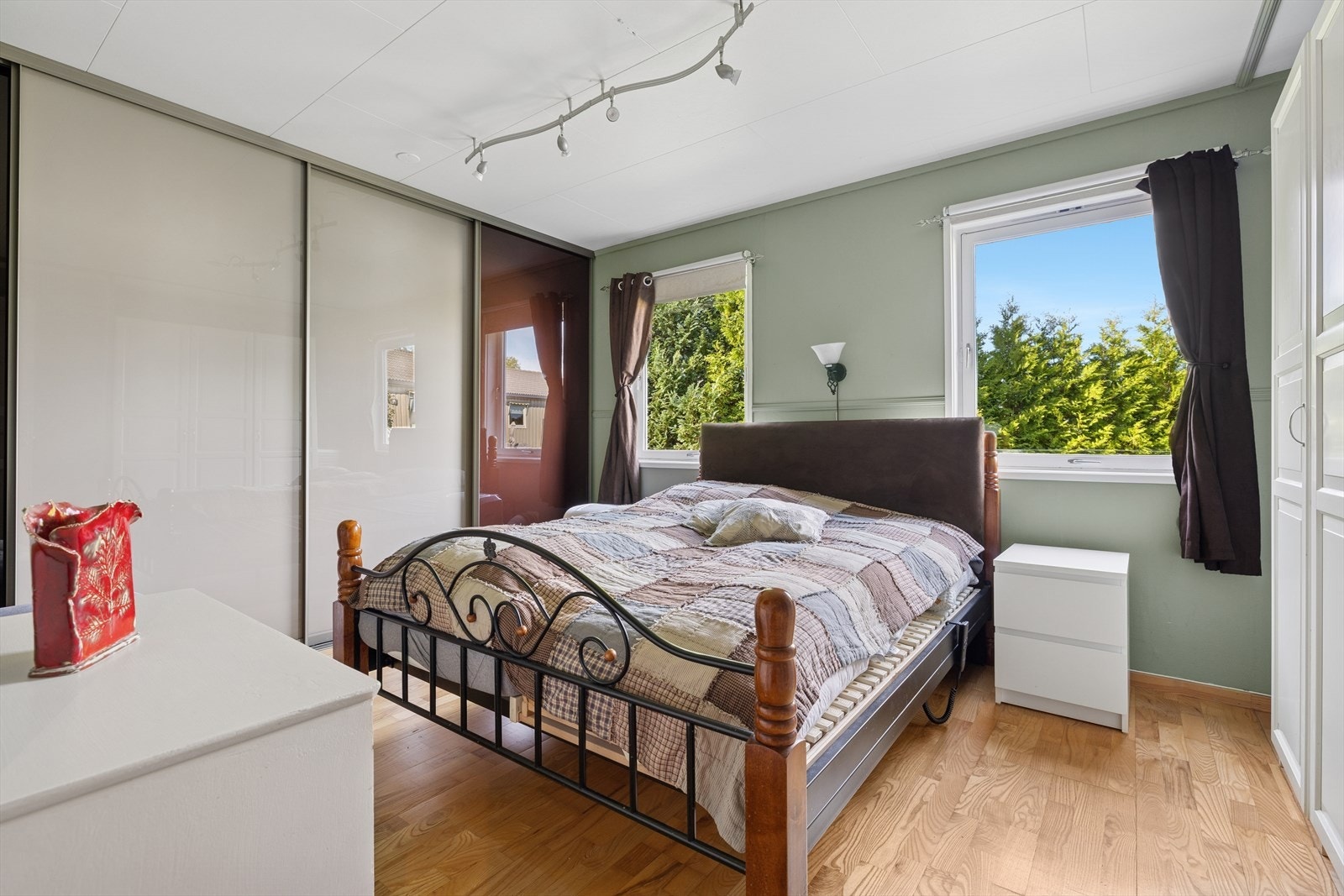 Videre byr boligen på ett romslig soverom som opprinnelse er to soverom som enkelt kan tilbakestilles. Galleribilde