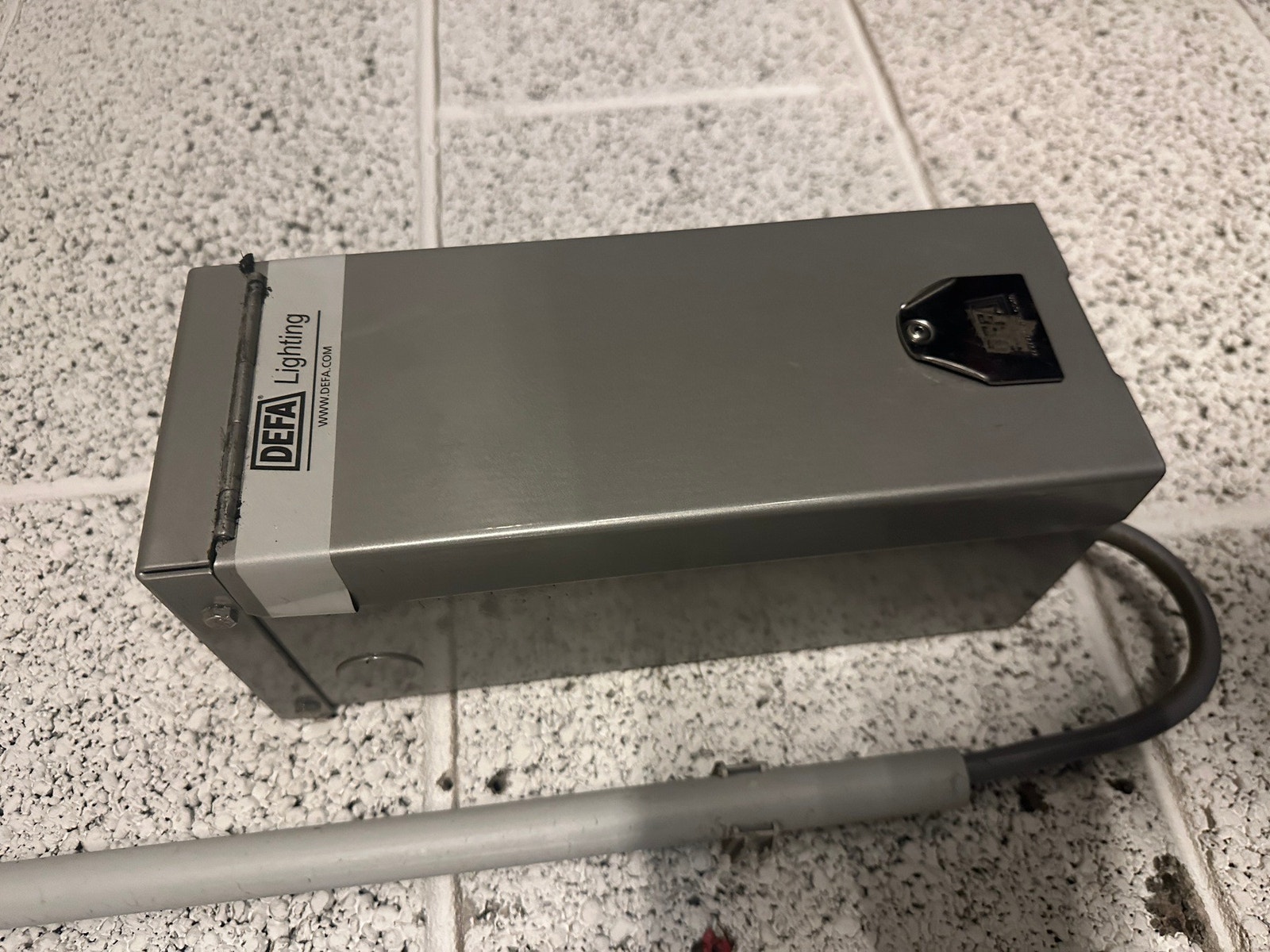 Ladeboksen egner seg til lading av eilbil, det er også mulig å oppgradere til en raskere lader for kr. 23 500,- inkl mva. Galleribilde