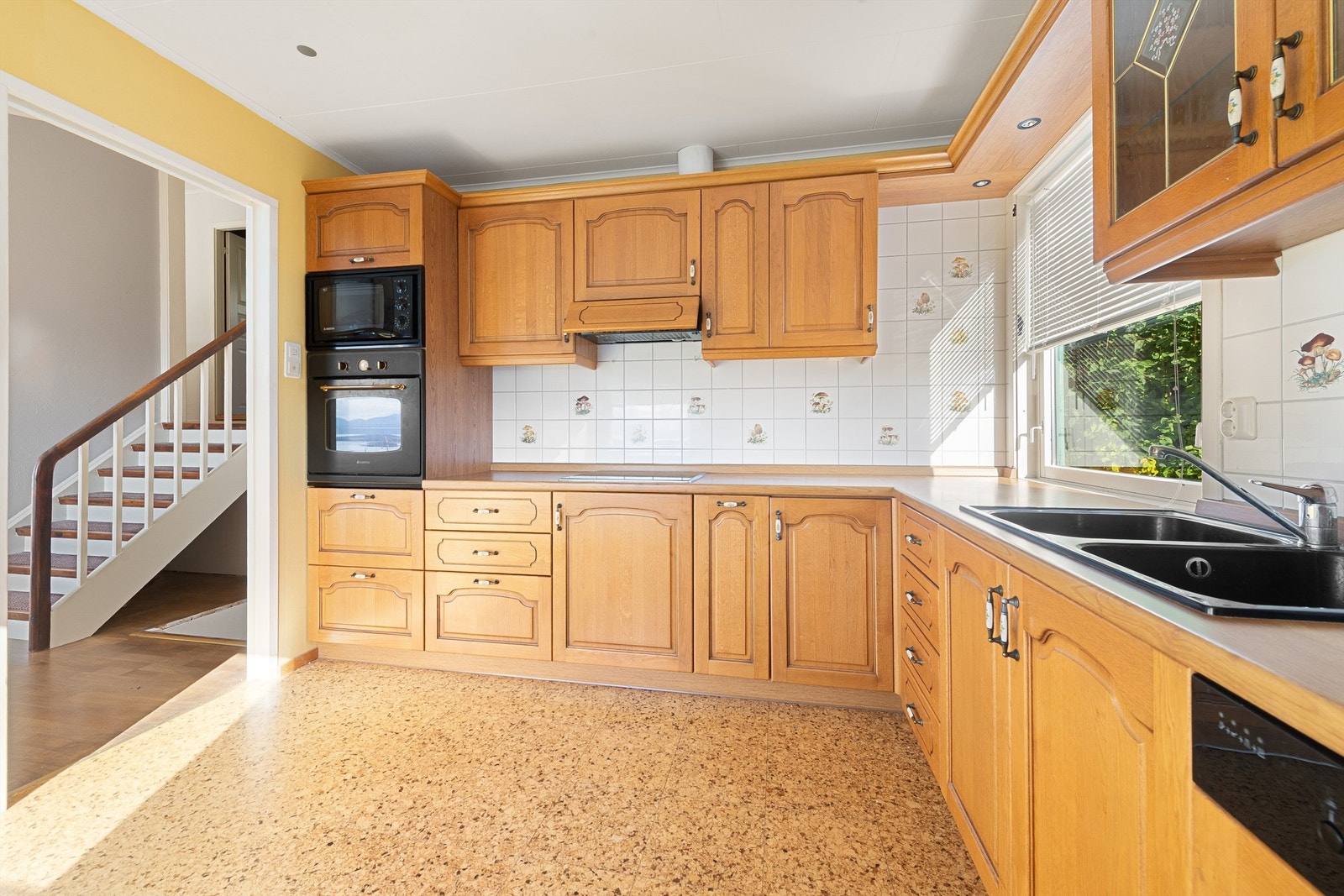 Kjøkkeninnredning med under- og overskap, fronter i heltre eik Galleribilde