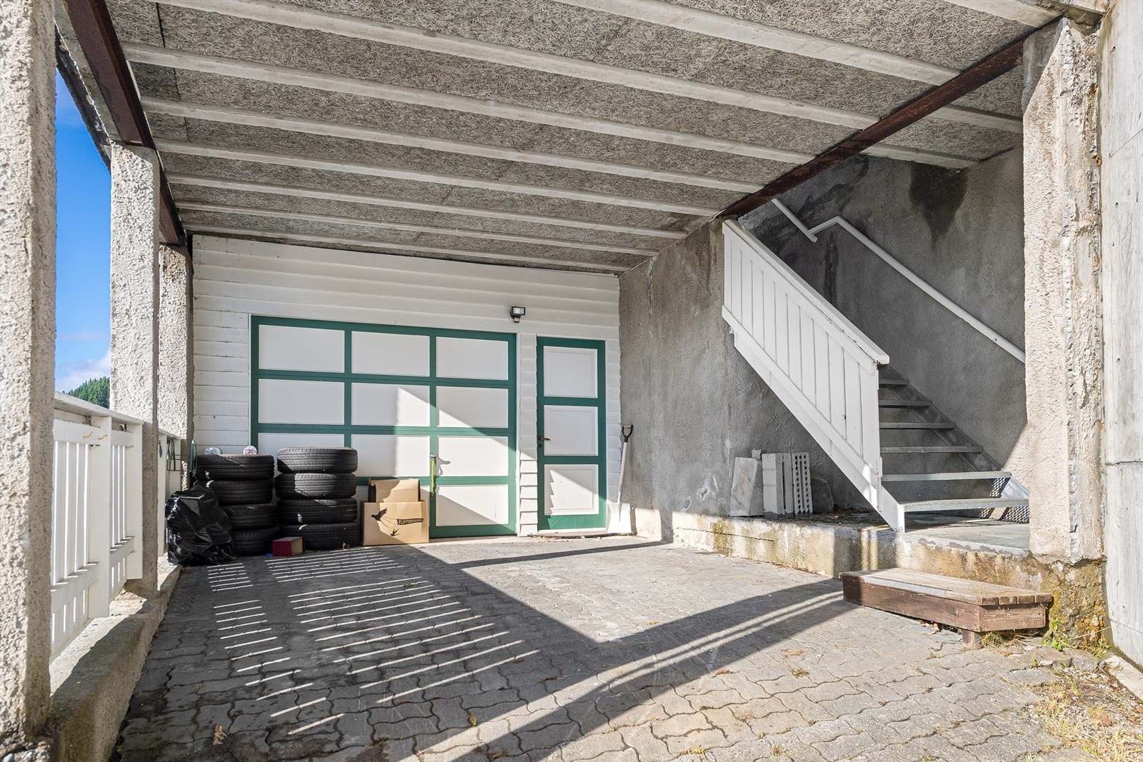 Garasje og oppgang til boligen Galleribilde