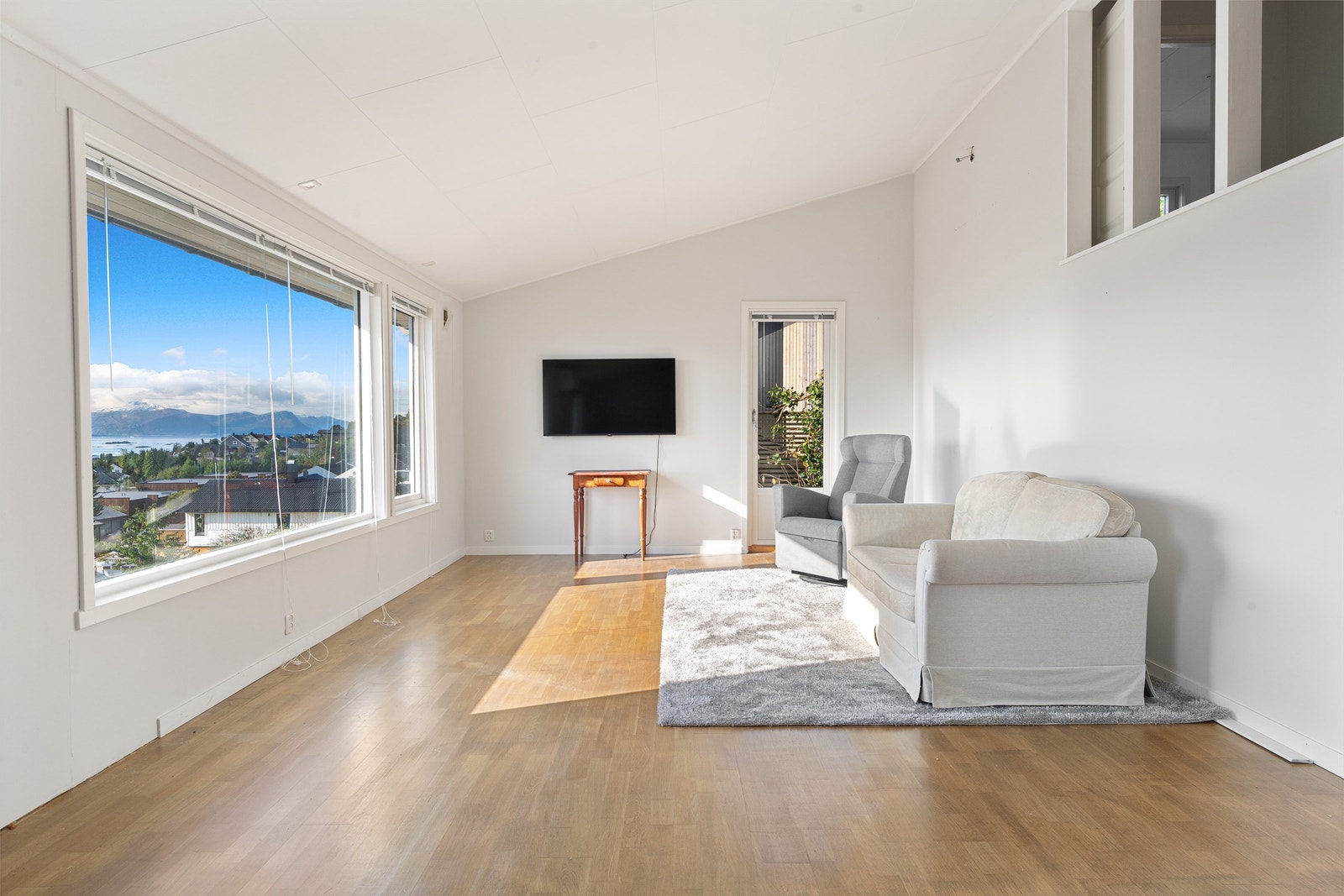 Utgang til vestvendt veranda fra stue Galleribilde