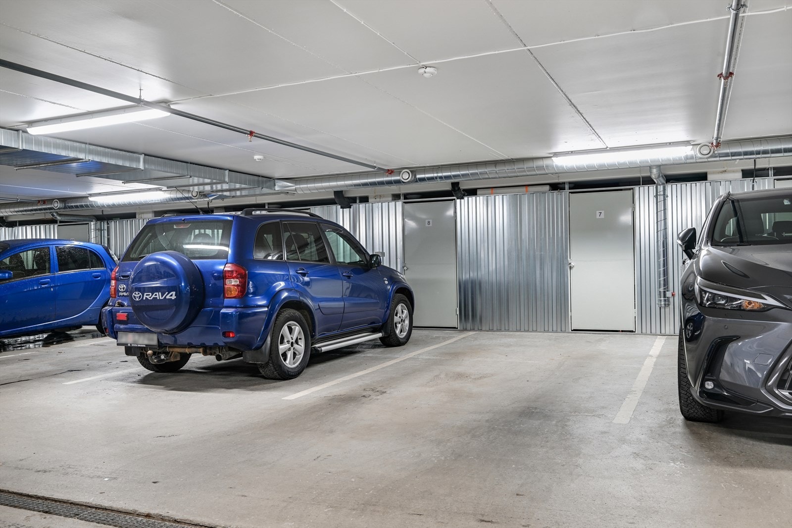 Egen garasjeplass medfølger med egen bod i forkant. Galleribilde