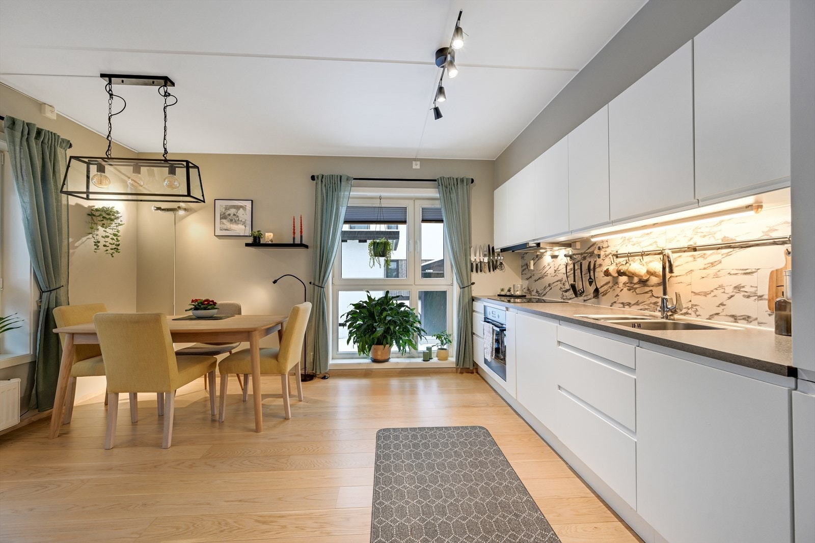 Spisestue og kjøkken med integrerte hvitevarer. Galleribilde