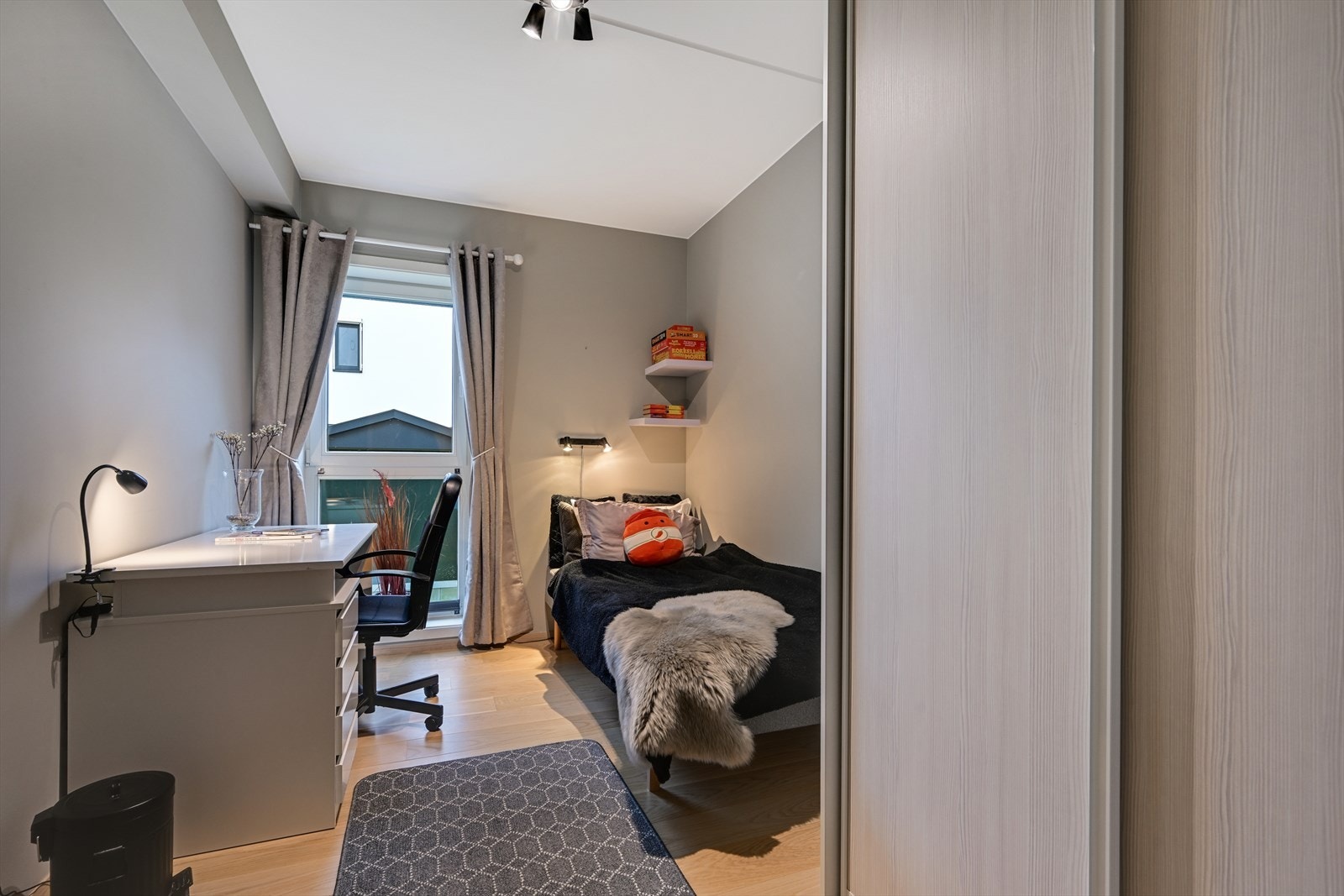 Soverom nr 3 med skyvedørsgarderobe. Galleribilde