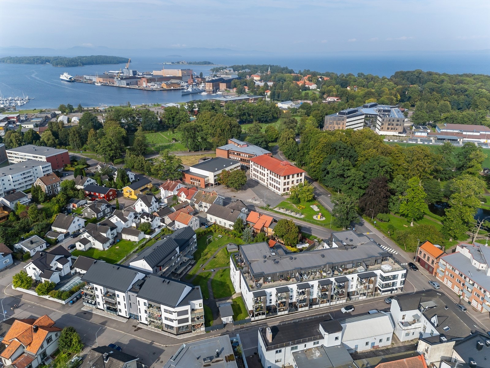 Kort vei til kyststien med bademuligheter, og flotte Karljohansvern. Lystlunden tvers over gata. Galleribilde
