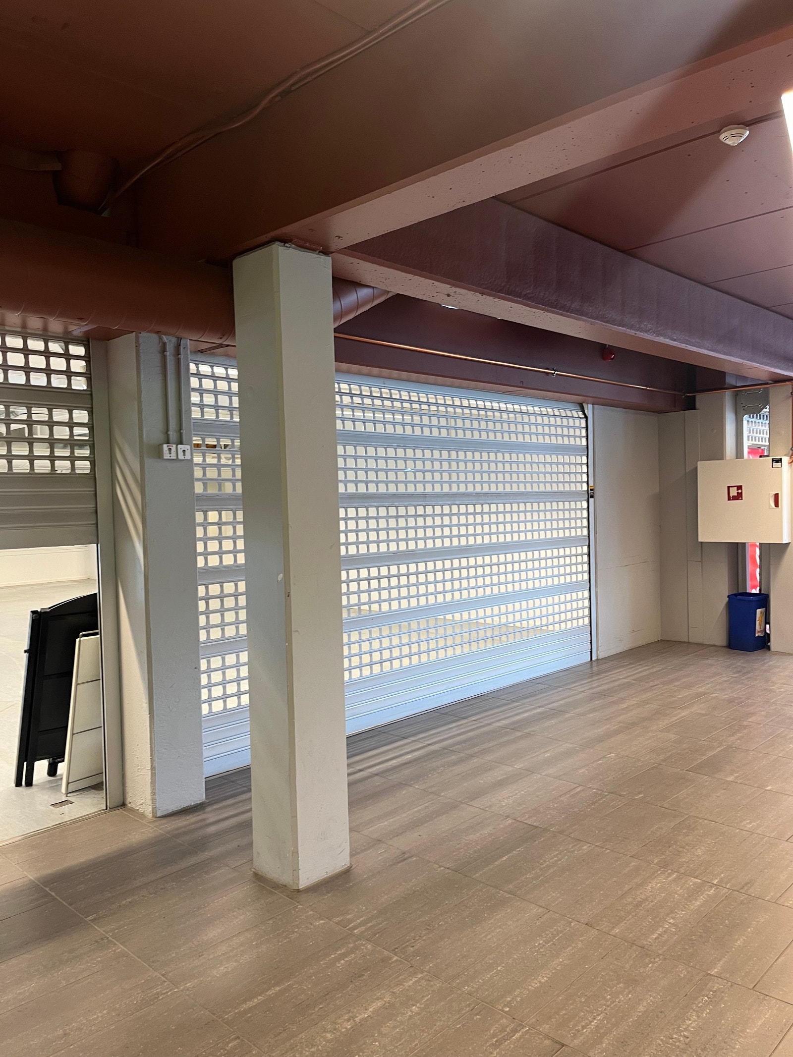 Dobbel inngang fra senterets fellesareal Galleribilde