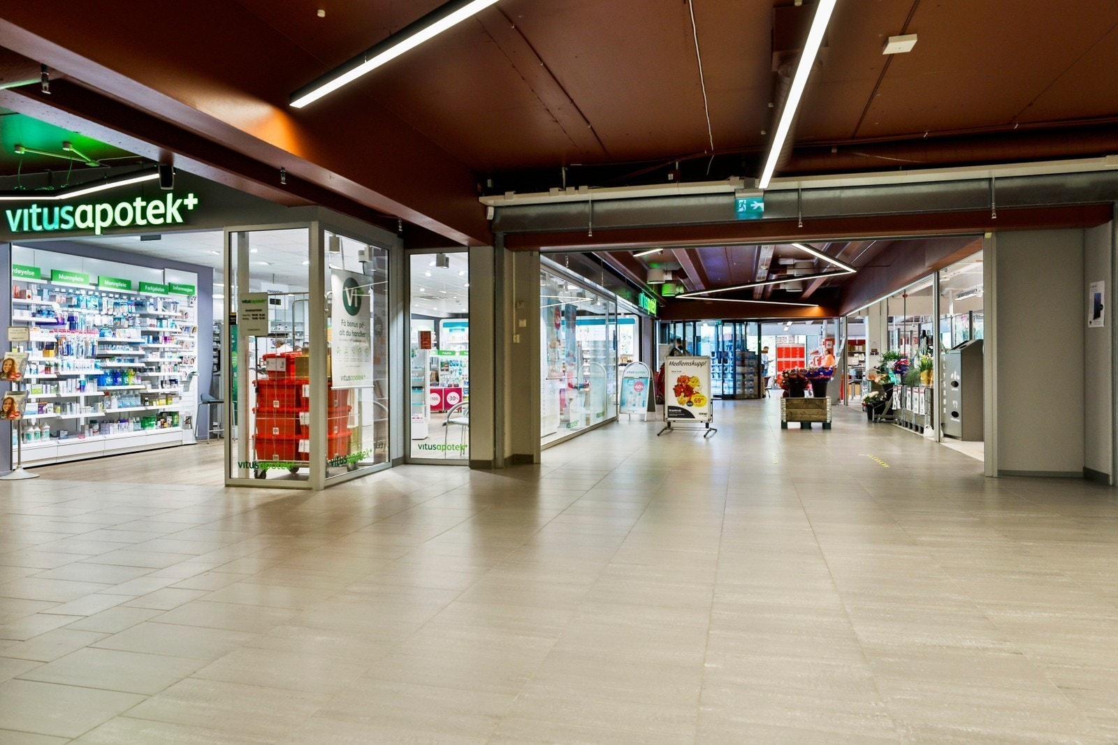 Kambo senter består av Coop Extra, Vitus Apotek, Sushi-restaurant og frisør Galleribilde