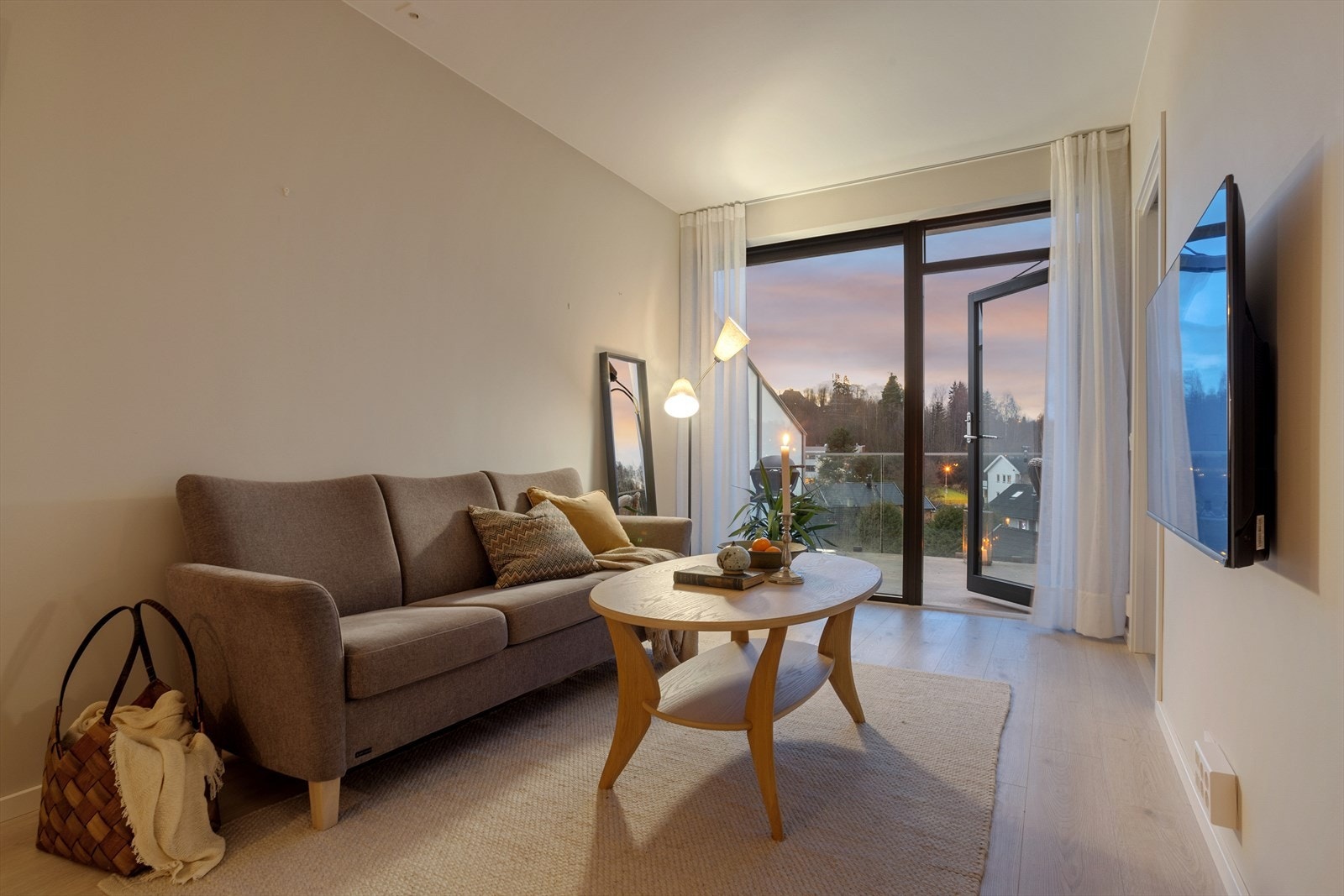 Velkommen til visning av denne lekre, luftige og innbydende 2-roms leiligheten som ligger fint til i 3.etasje. Galleribilde