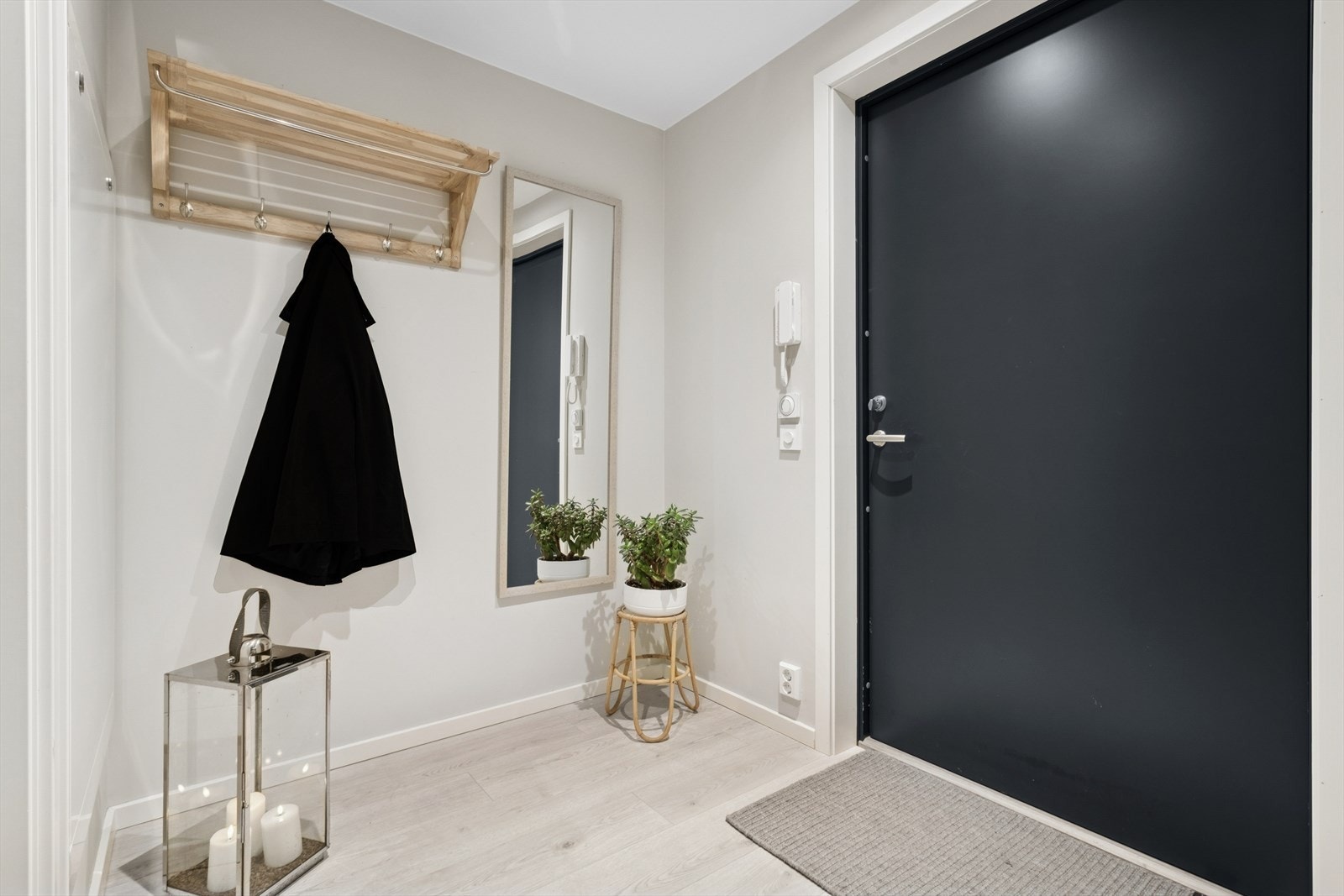 Perfekt plass for en smart garderobeløsning i entreen. Slipp inn gjestene ved hovedinngangen med dør-telefonen. Galleribilde