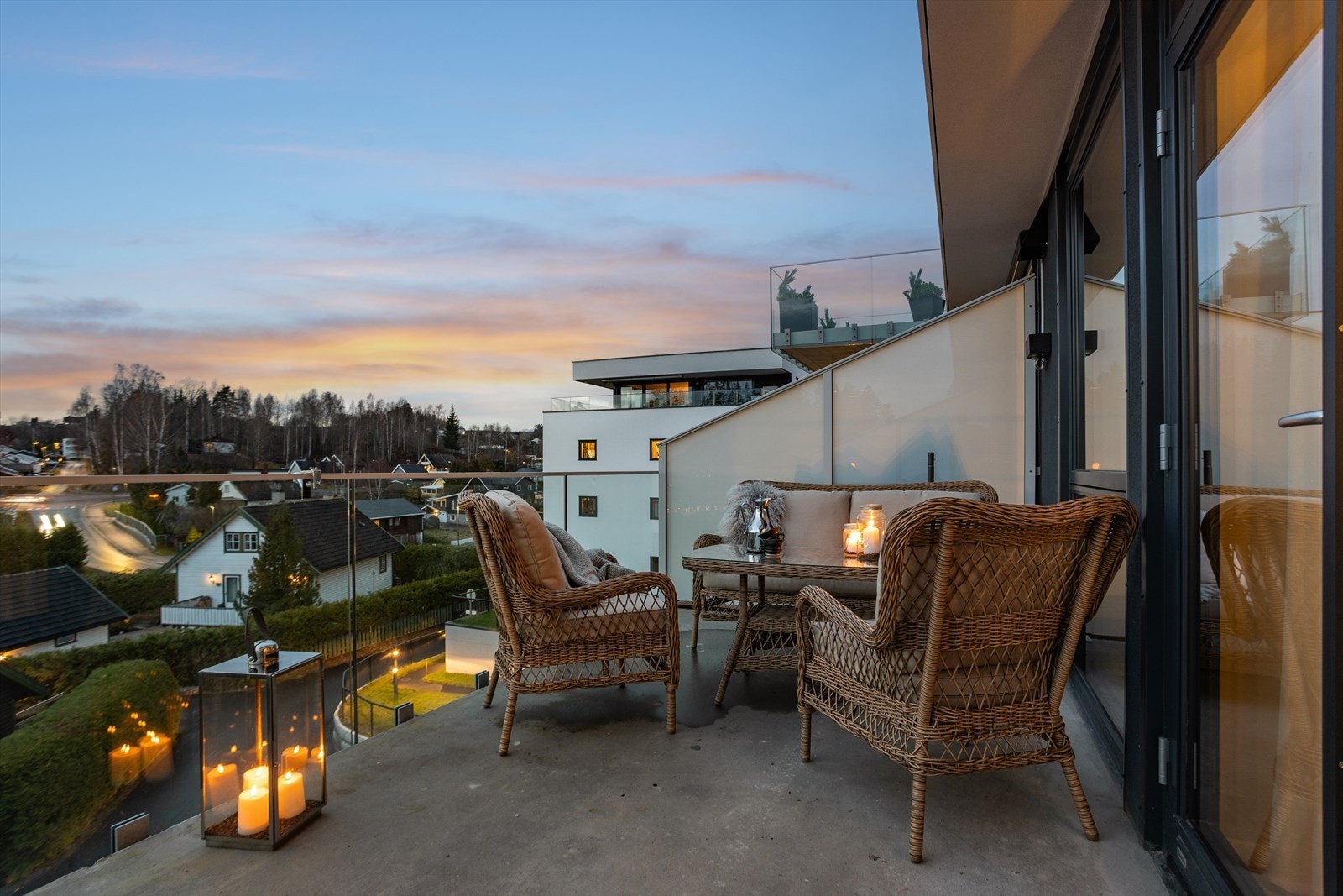 Hygg deg på balkongen med stille og rolig kveldsstemning. Galleribilde