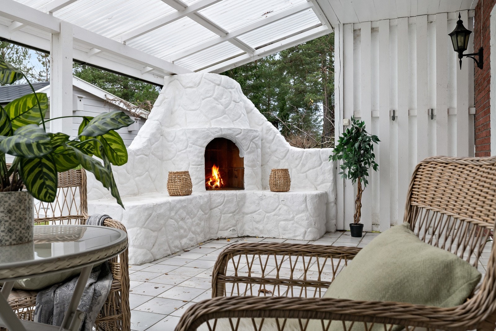 Her kan du nyte lange sommerkvelder med peis, skjermet for innsyn og vær. Galleribilde