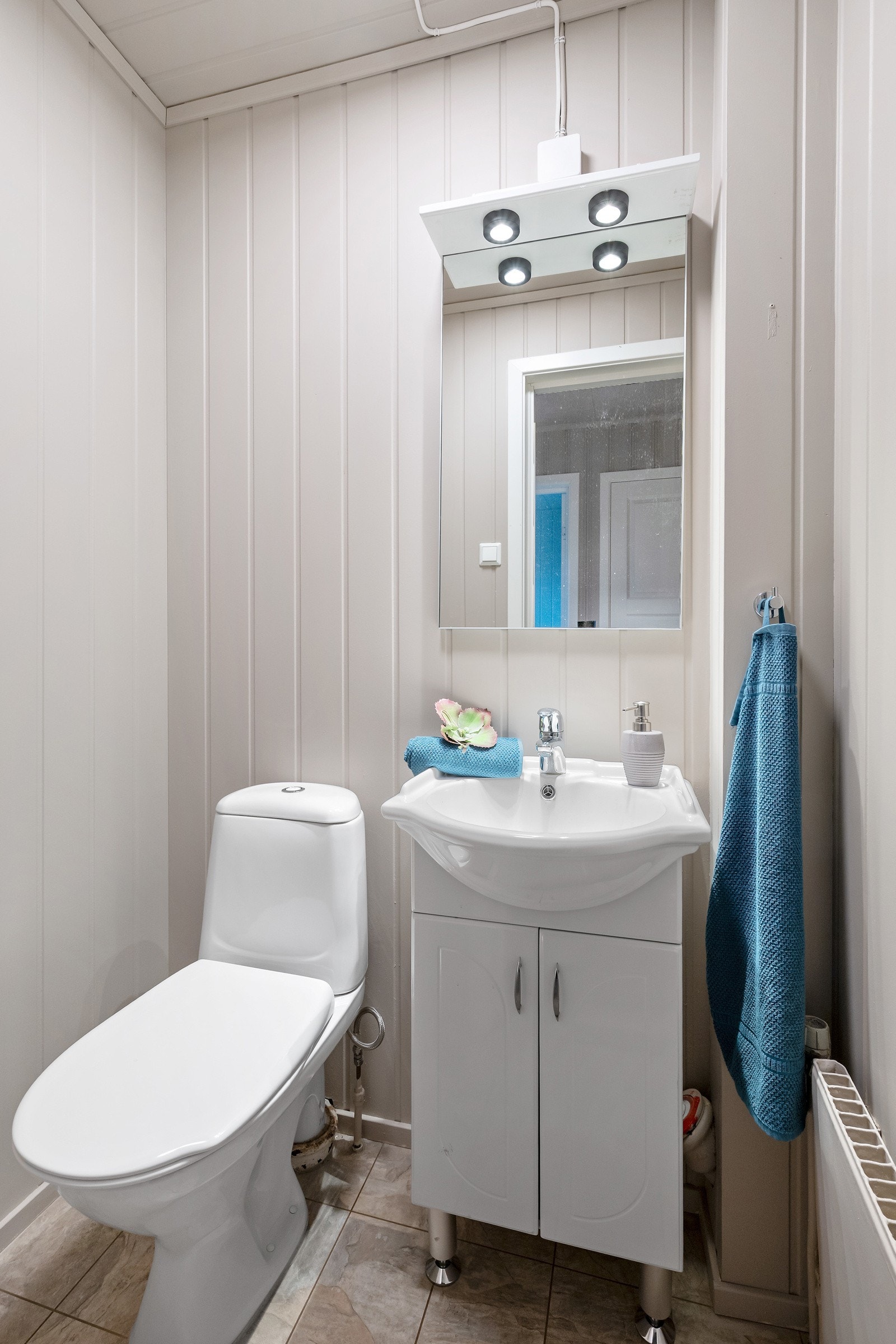 Vegg i vegg med badet ligger et separat toalettrom. Galleribilde