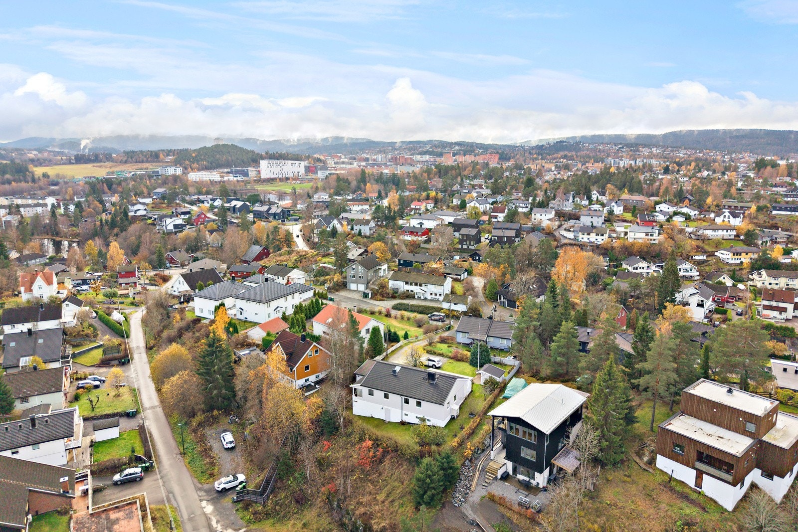 Eiendommen ligger i blindvei på et naturlig høydedrag i terrenget med glimrende solforhold og lite innsyn Galleribilde