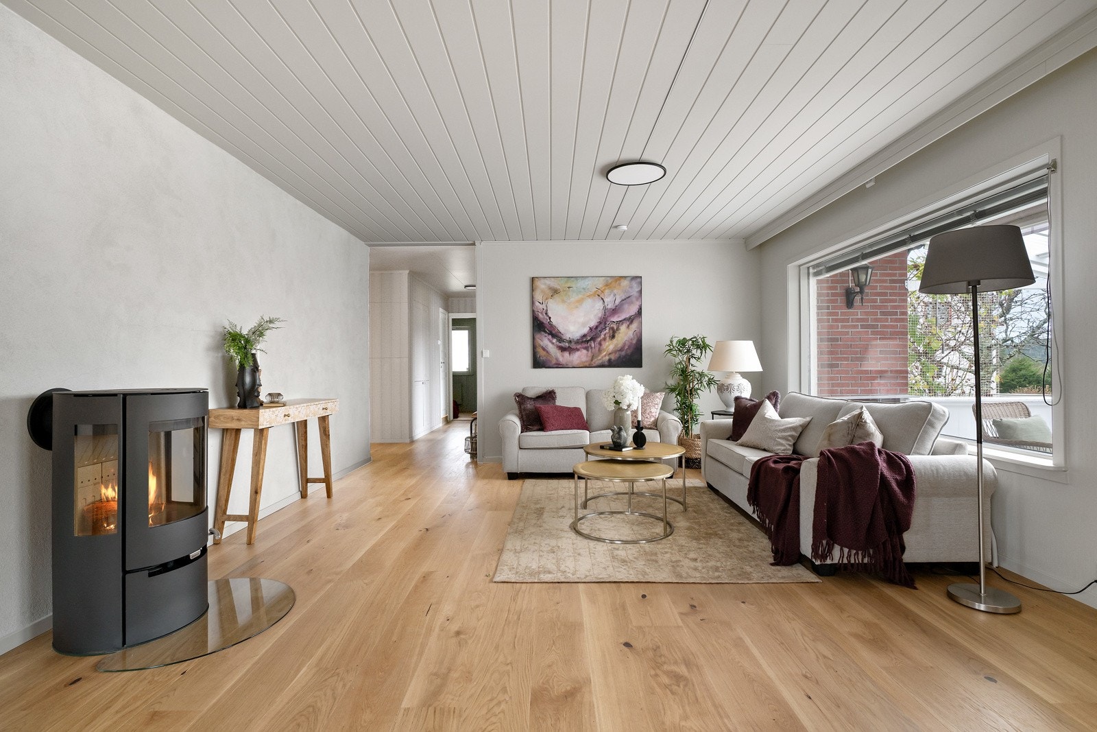 Boligens hovedetasje ble betydelig oppgradert i 2025, og fremstår som lys og innbydende. Galleribilde