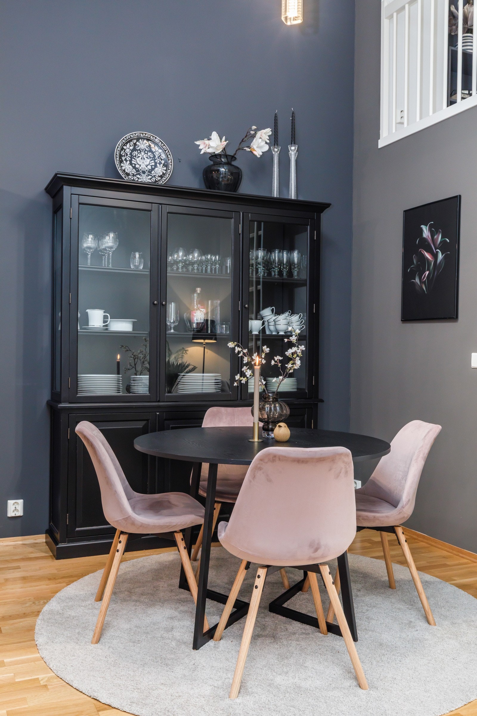 Spisestueområdet har praktisk plassering foran kjøkkenet Galleribilde