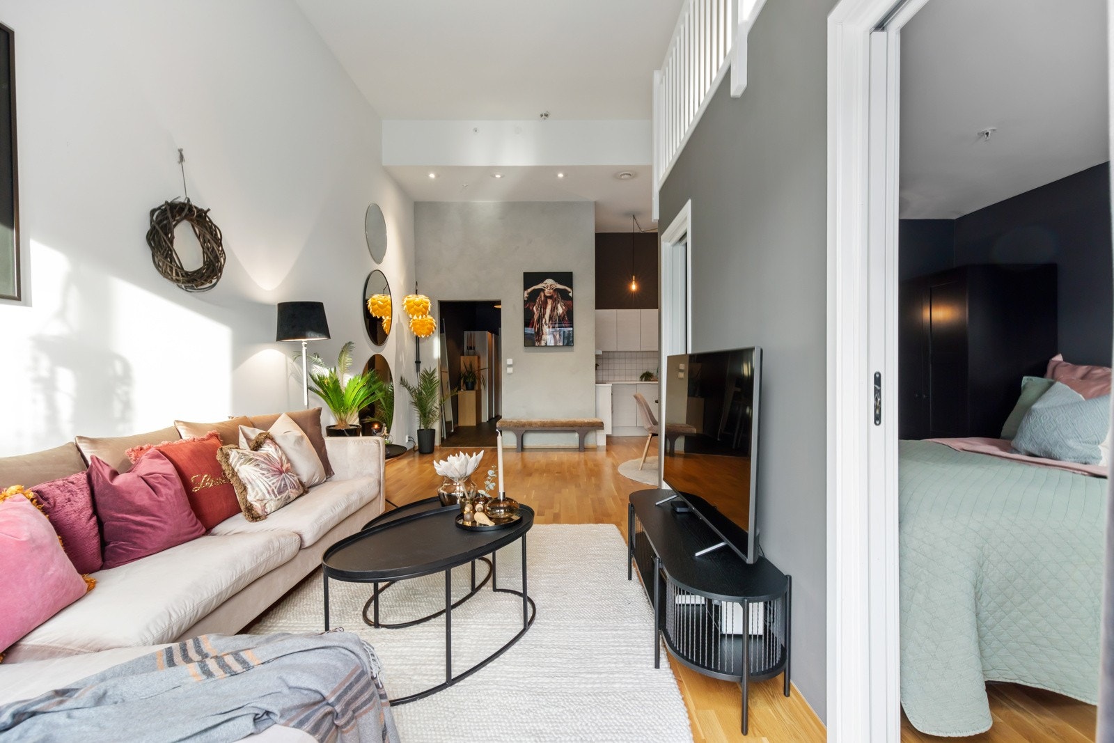 Inngang til soverommet fra to sider / begge sider av sengen Galleribilde