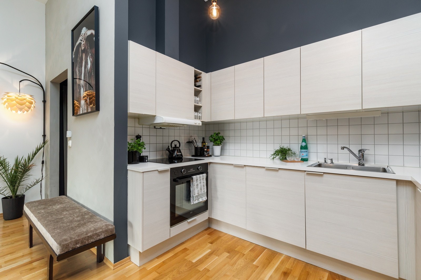 Integrerte hvitevarer i kjøkken med stekovn, induksjonstopp, oppvaskmaskin samt kjøl-/frys Galleribilde