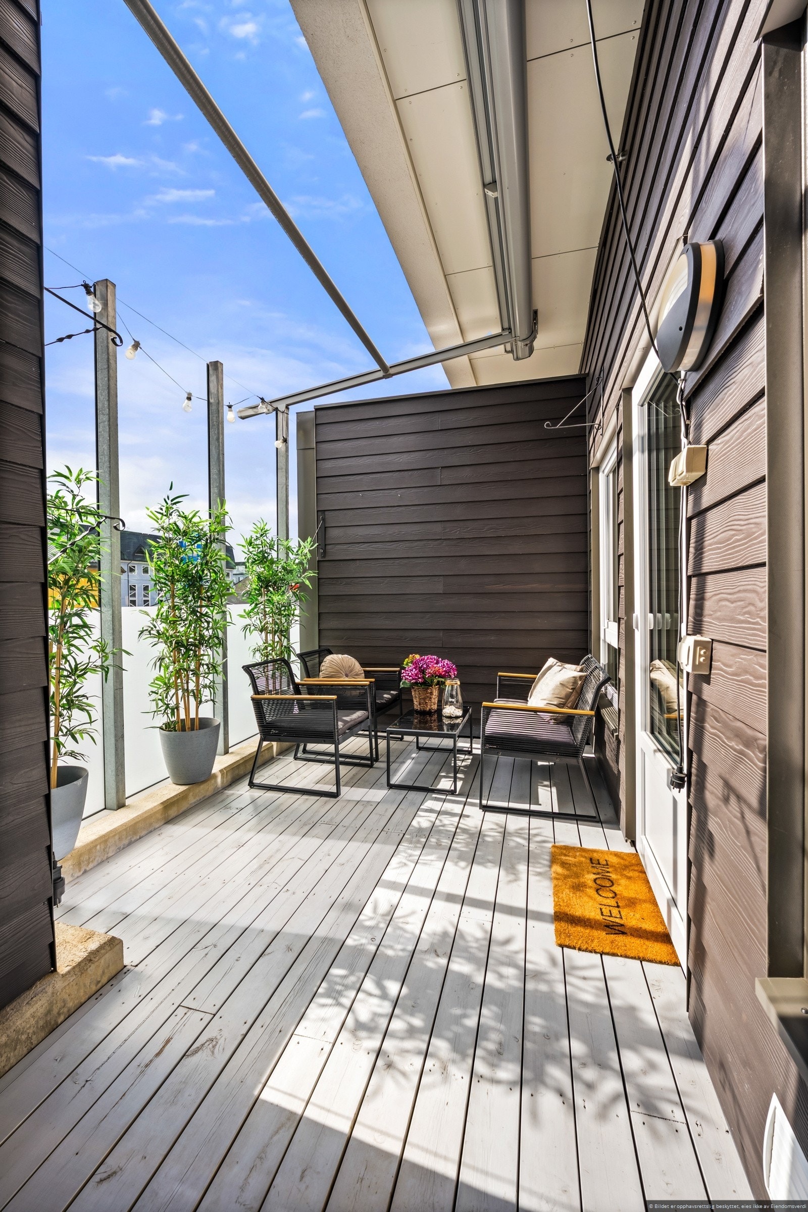 Lys og trivelig balkong med stor el terrassemarkise Galleribilde