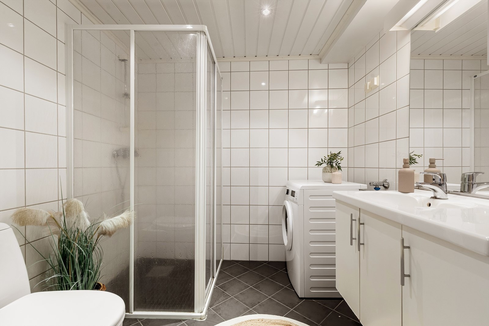 Flislagt bad med varmekabler i gulv og downlights i tak - opplegg for vaskemaskin Galleribilde