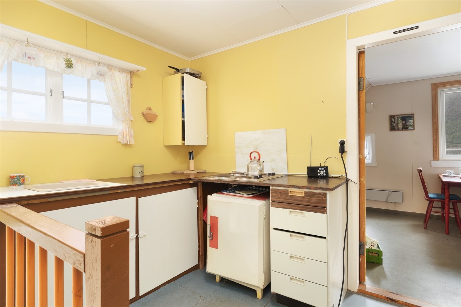 I 2.etg. er det eit enkelt kjøkken med benkeflate med koketopp, servant(ikkje blandebatteri) og skåpplass. Galleribilde